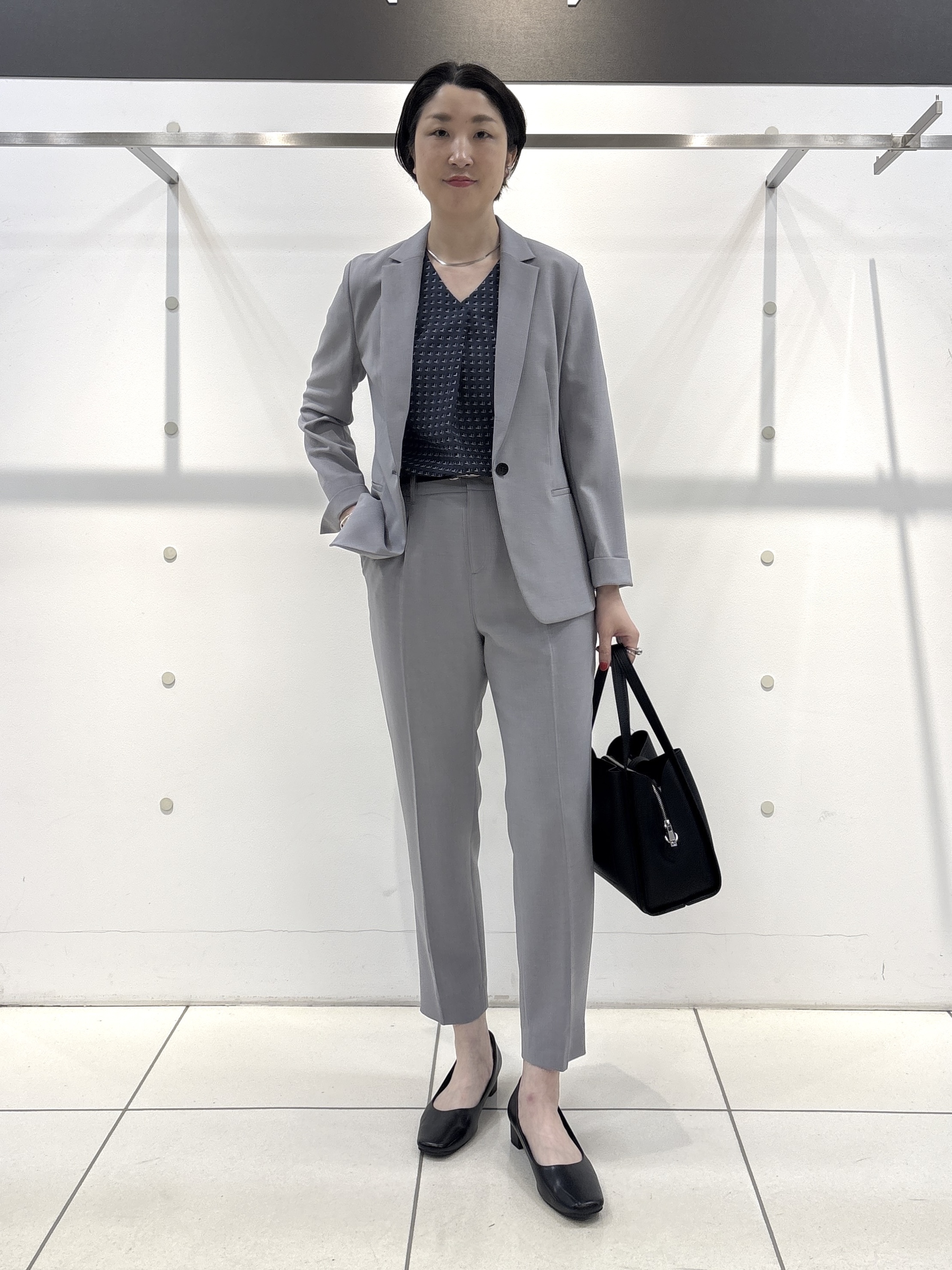 yuriさんの「INDIVI｜【洗える／UVケア】幾何学柄＆無地 タックVネック 半袖ブラウス」を使ったコーディネート
