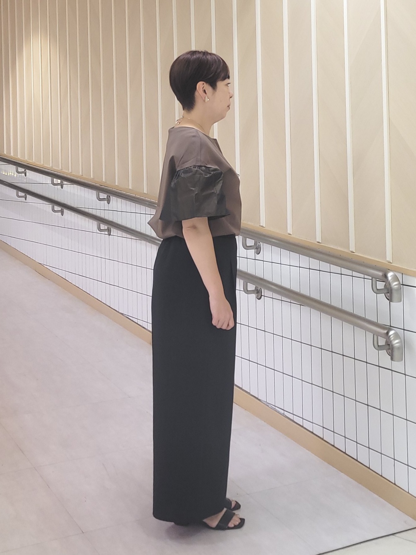 tomoさんの「COUP DE CHANCE｜【手洗い可／日本製】ギャザーフレアスリーブ　プルオーバー」を使ったコーディネート