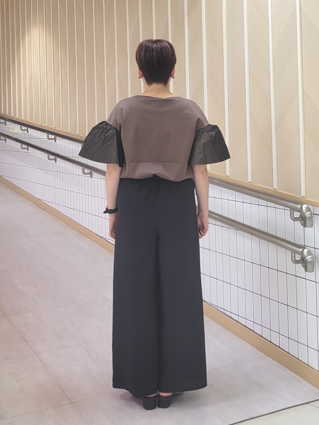tomoさんの「COUP DE CHANCE｜【手洗い可／日本製】ギャザーフレアスリーブ　プルオーバー」を使ったコーディネート