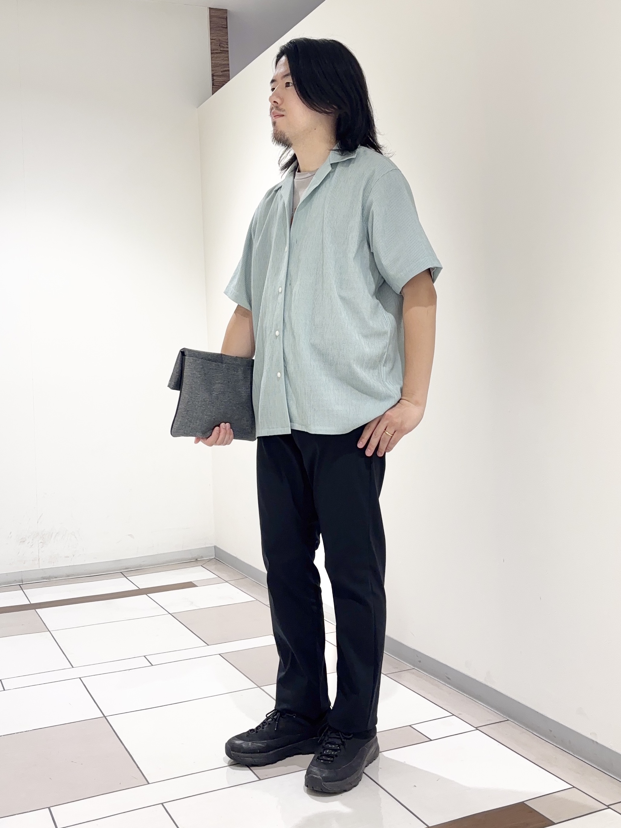 及川さんの「TAKEO KIKUCHI｜【通気性】トリコットサッカー オープンカラー シャツ」を使ったコーディネート