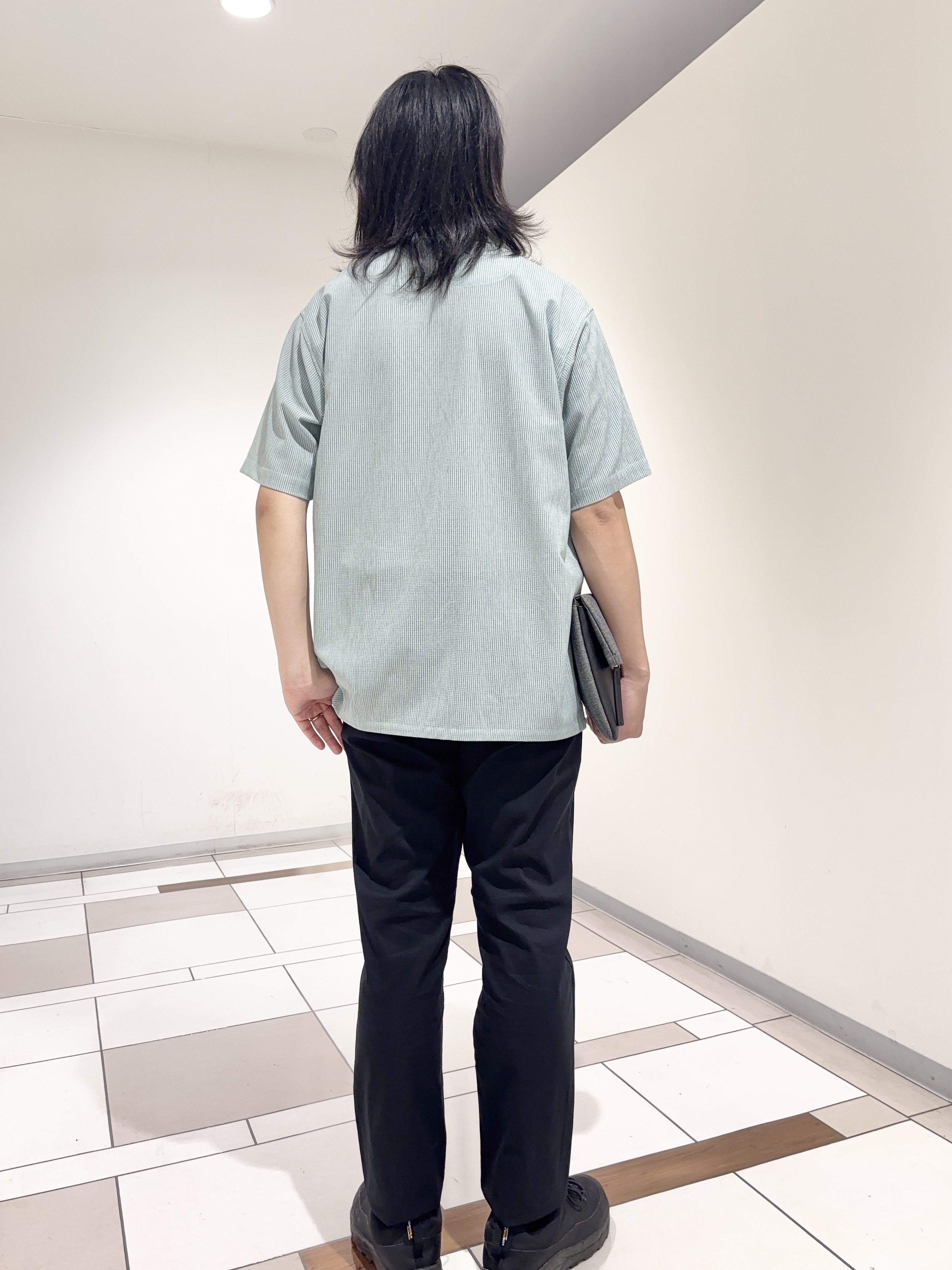 及川さんの「TAKEO KIKUCHI｜【通気性】トリコットサッカー オープンカラー シャツ」を使ったコーディネート