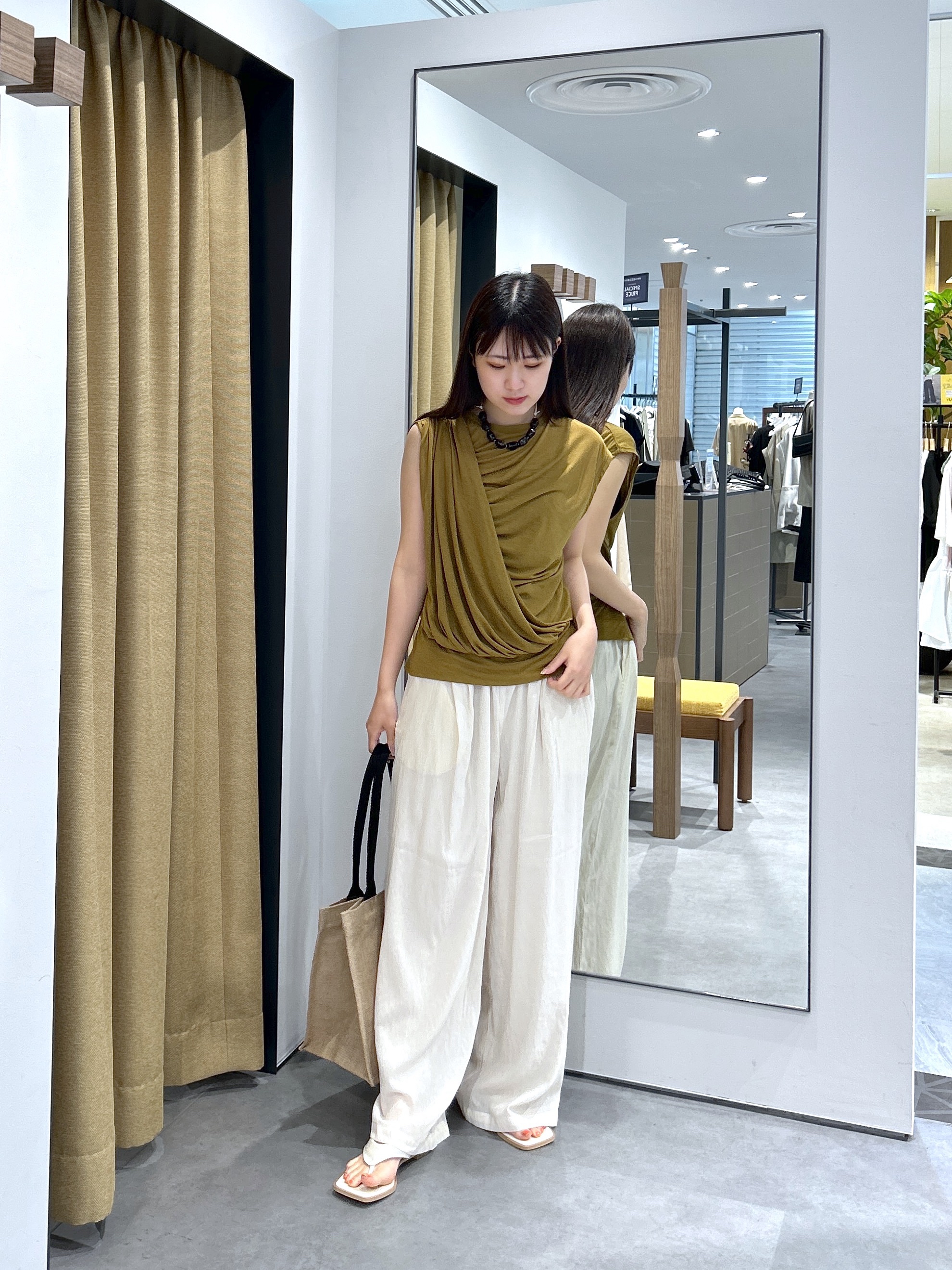 Renoさんの「INDIVI｜アシメドレープカットソー」を使ったコーディネート