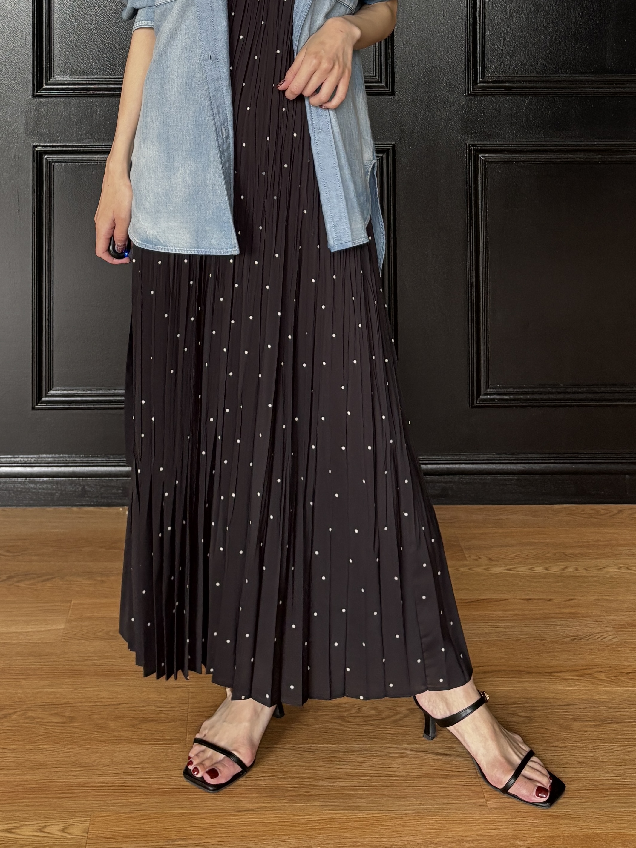 清水夏姫さんの「DRESSTERIOR｜【ウォッシャブル/2WAYシルエット】ノースリーブプリーツワンピース」を使ったコーディネート