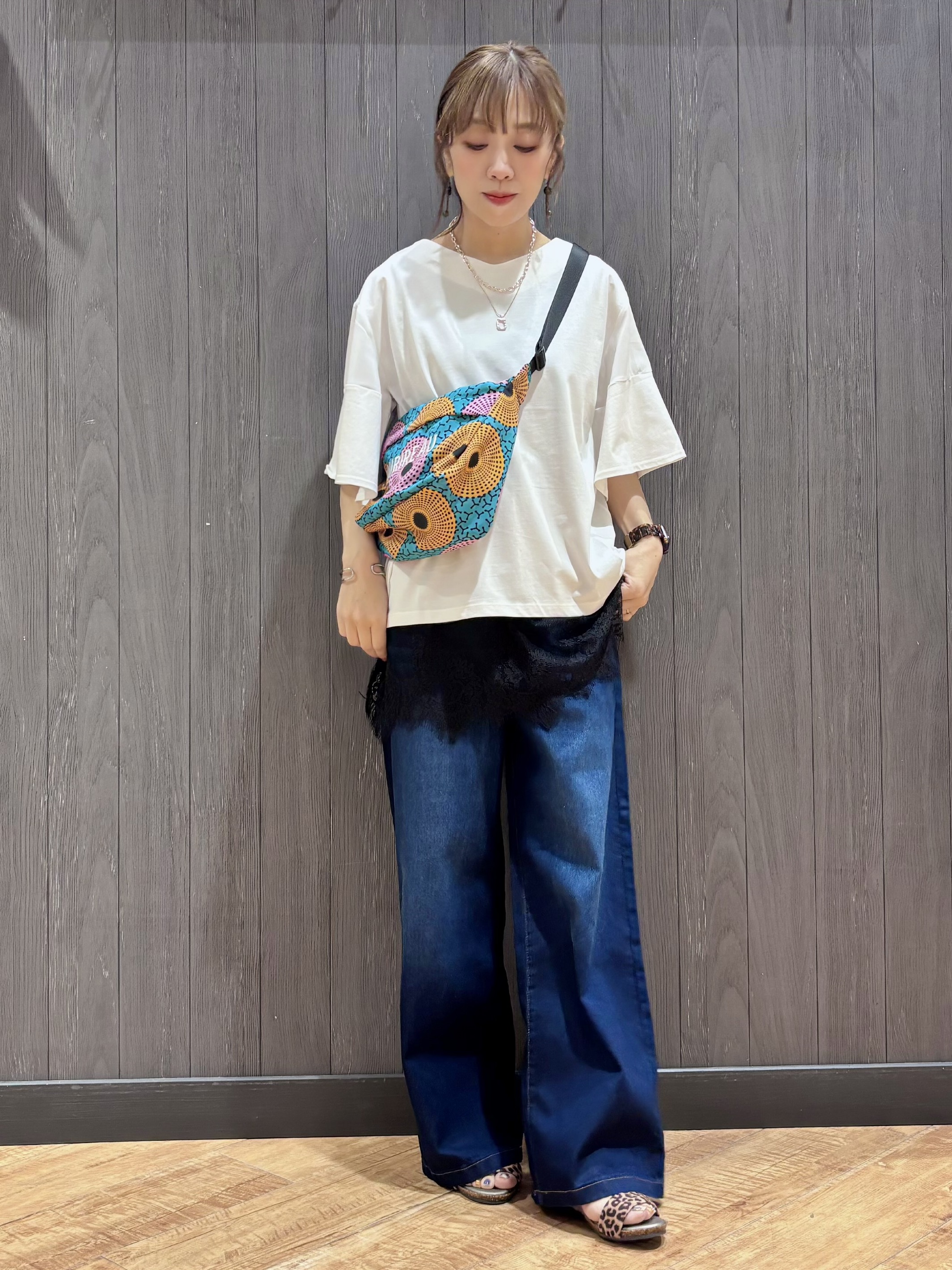 meiさんの「SHOO･LA･RUE｜【ひんやり/S-LL/体型カバー】フレアスリーブで二の腕を自然にカバー 浅VネックTシャツ」を使ったコーディネート
