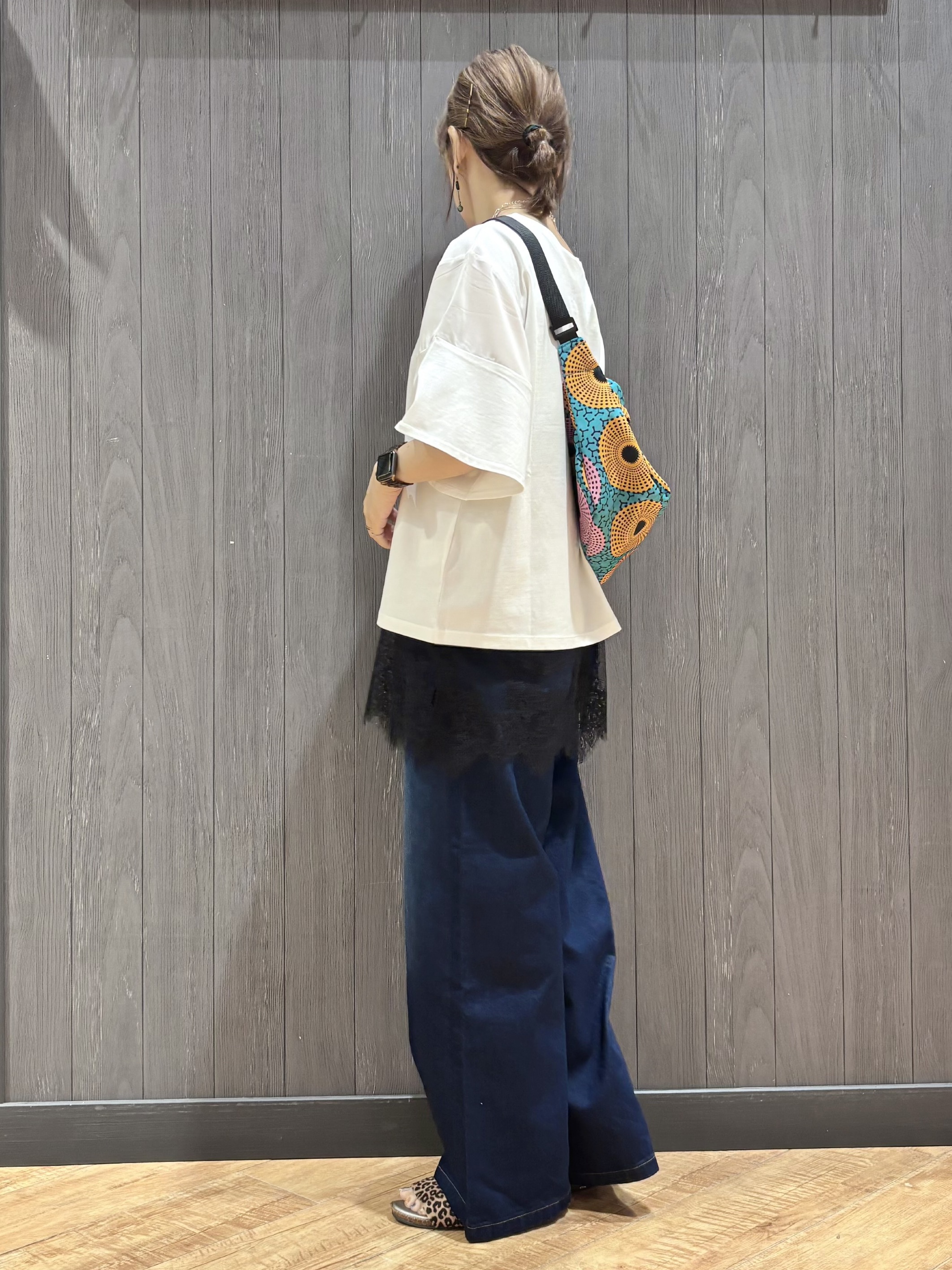 meiさんの「SHOO･LA･RUE｜【ひんやり/S-LL/体型カバー】フレアスリーブで二の腕を自然にカバー 浅VネックTシャツ」を使ったコーディネート