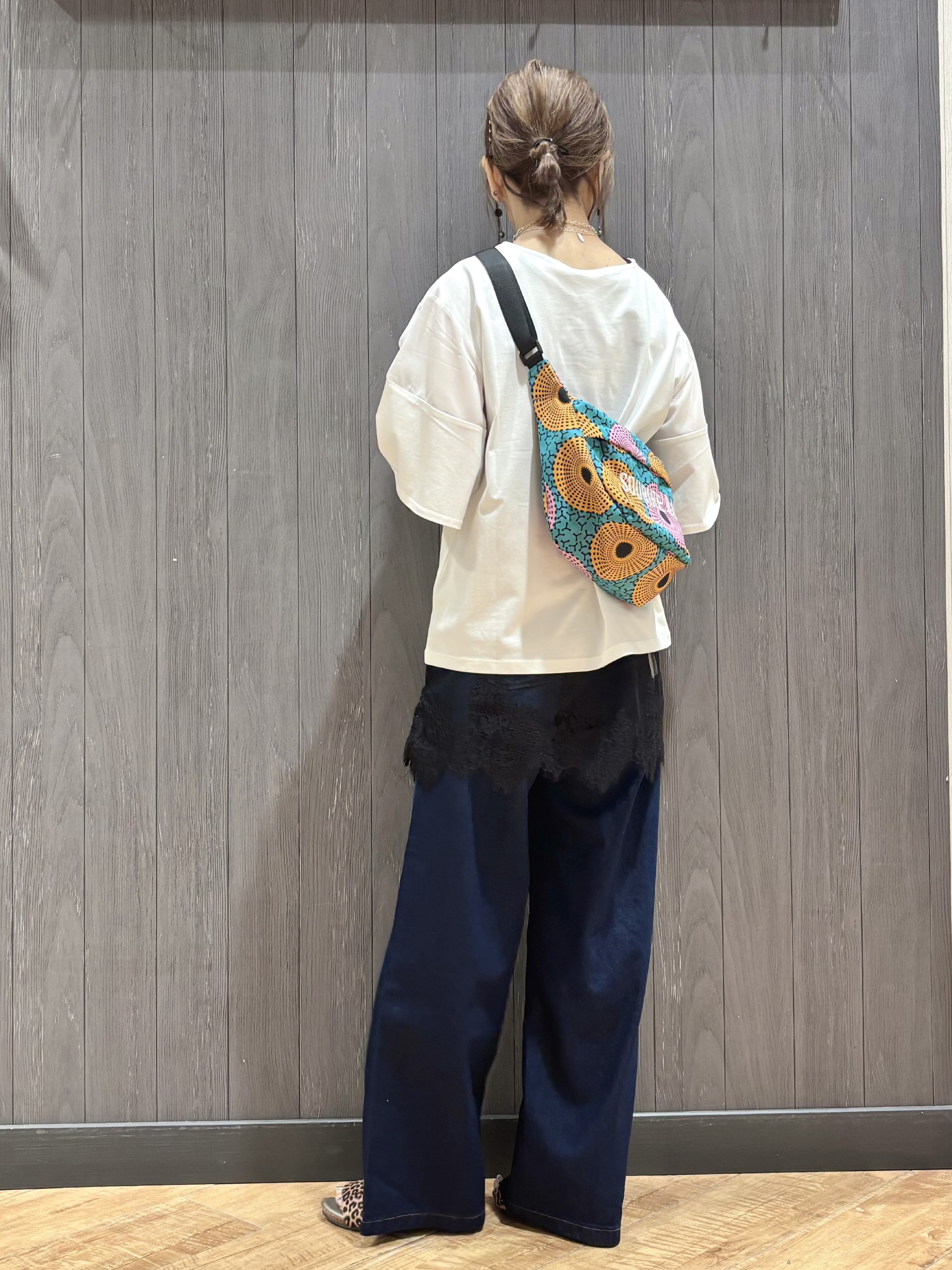 meiさんの「SHOO･LA･RUE｜【ひんやり/S-LL/体型カバー】フレアスリーブで二の腕を自然にカバー 浅VネックTシャツ」を使ったコーディネート