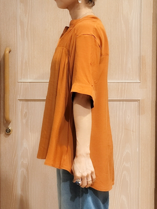 YUKIさんの「SHOO･LA･RUE｜【ひんやり/UV】お袖の長さが調整出来る シャーリングスキッパーブラウス」を使ったコーディネート