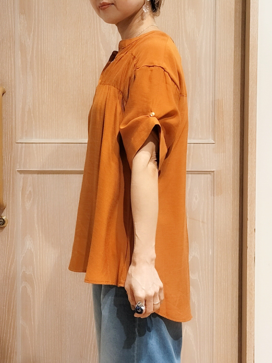 YUKIさんの「SHOO･LA･RUE｜【ひんやり/UV】お袖の長さが調整出来る シャーリングスキッパーブラウス」を使ったコーディネート