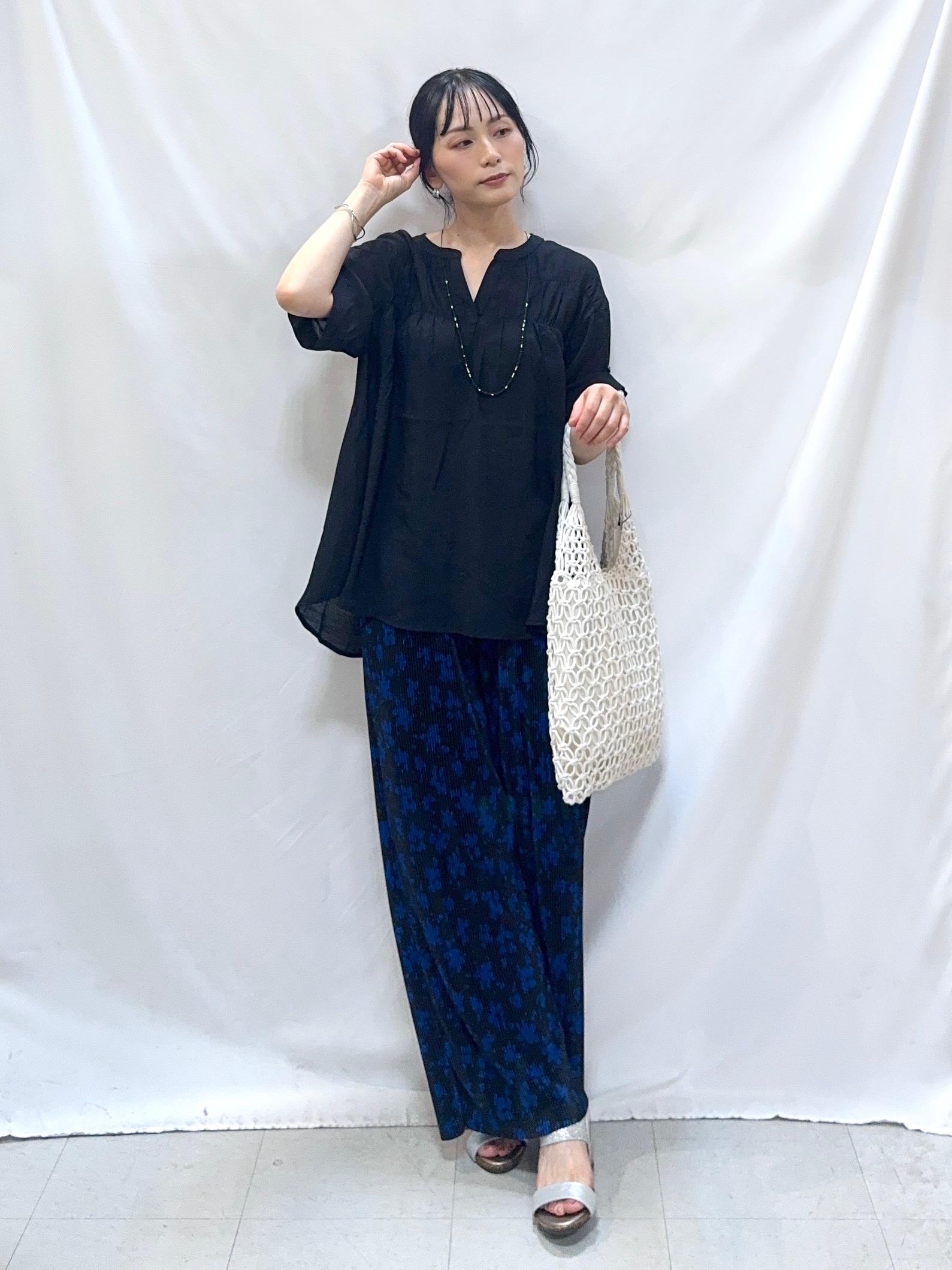 𝐇𝐢𝐫𝐨𝐦𝐢さんの「SHOO･LA･RUE｜【ひんやり/UV】お袖の長さが調整出来る シャーリングスキッパーブラウス」を使ったコーディネート