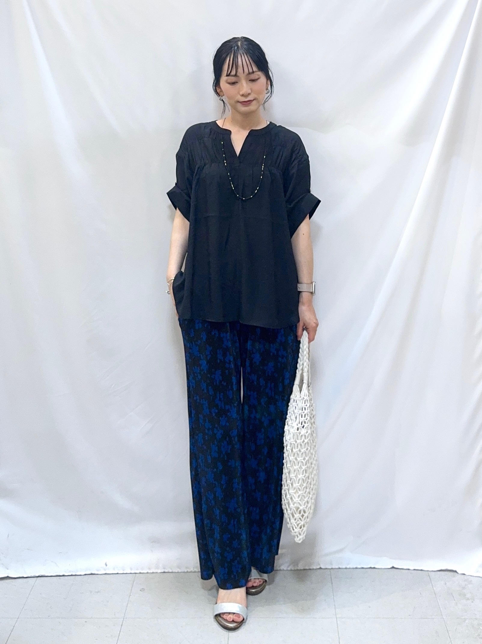 𝐇𝐢𝐫𝐨𝐦𝐢さんの「SHOO･LA･RUE｜【ひんやり/UV】お袖の長さが調整出来る シャーリングスキッパーブラウス」を使ったコーディネート