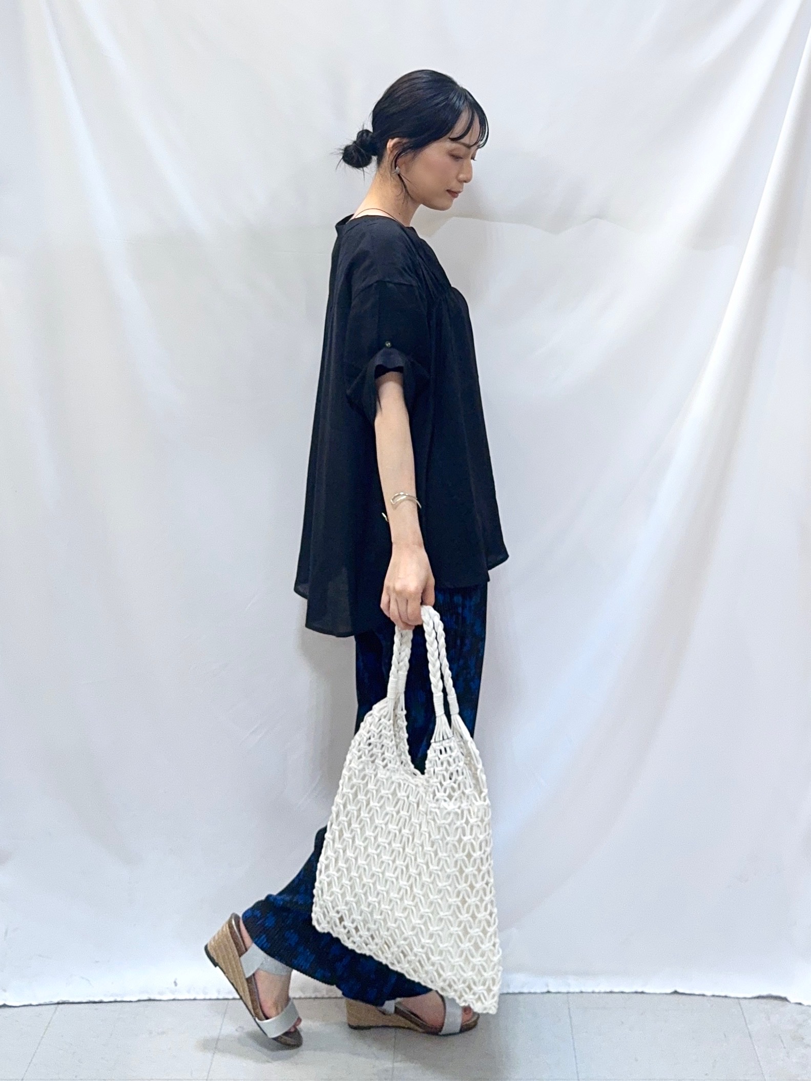 𝐇𝐢𝐫𝐨𝐦𝐢さんの「SHOO･LA･RUE｜【ひんやり/UV】お袖の長さが調整出来る シャーリングスキッパーブラウス」を使ったコーディネート