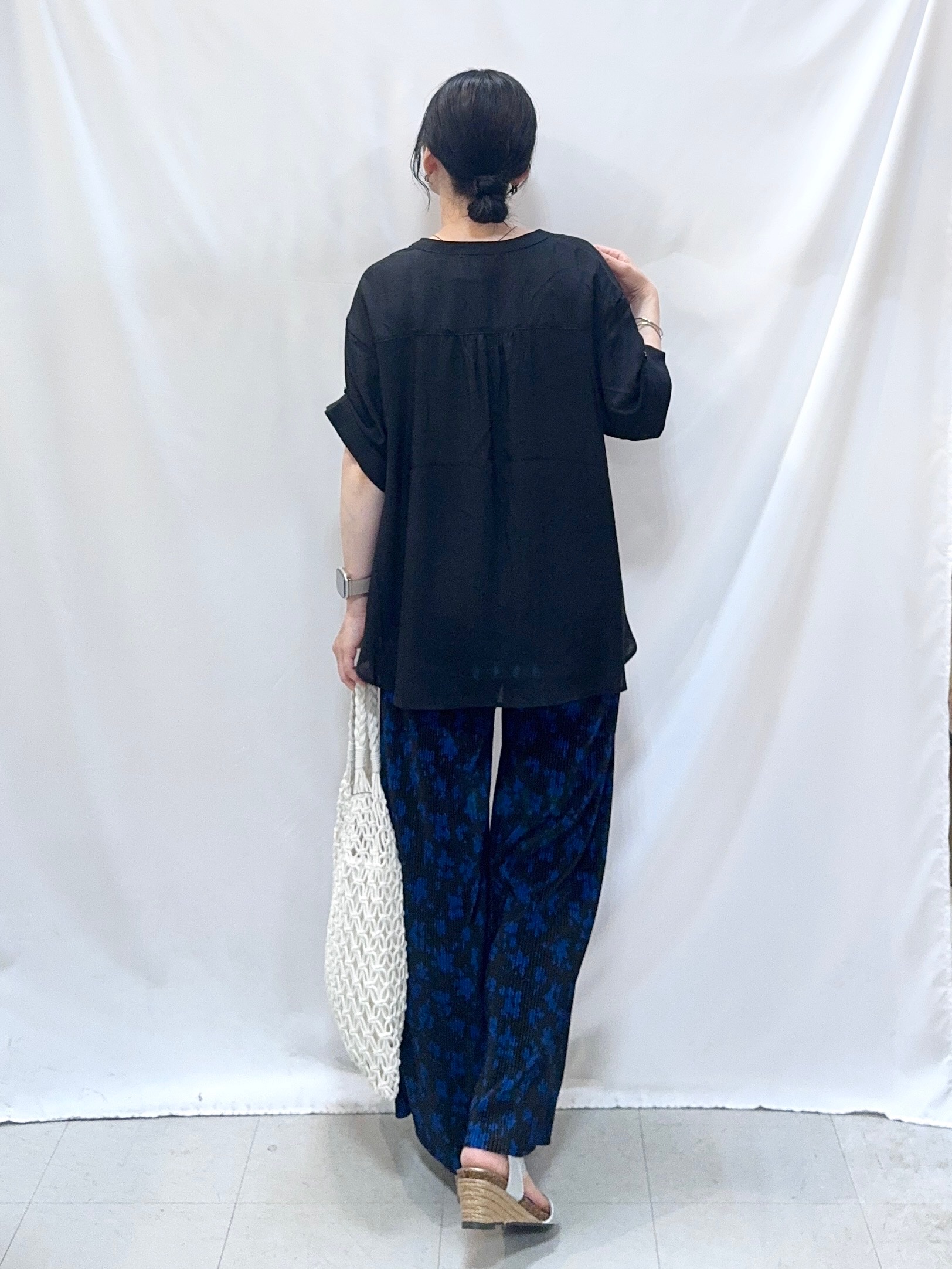 𝐇𝐢𝐫𝐨𝐦𝐢さんの「SHOO･LA･RUE｜【ひんやり/UV】お袖の長さが調整出来る シャーリングスキッパーブラウス」を使ったコーディネート