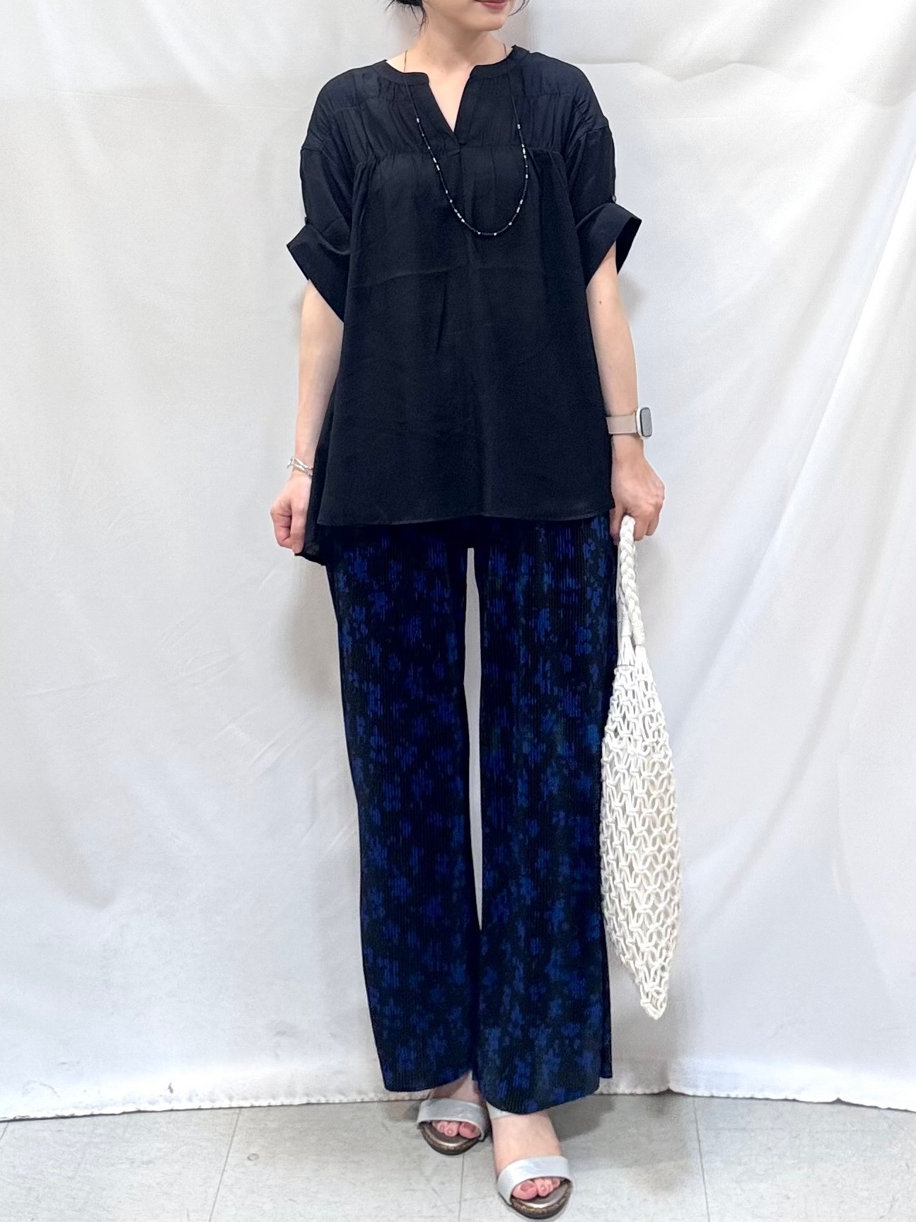 𝐇𝐢𝐫𝐨𝐦𝐢さんの「SHOO･LA･RUE｜【ひんやり/UV】お袖の長さが調整出来る シャーリングスキッパーブラウス」を使ったコーディネート