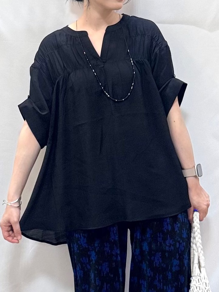 𝐇𝐢𝐫𝐨𝐦𝐢さんの「SHOO･LA･RUE｜【ひんやり/UV】お袖の長さが調整出来る シャーリングスキッパーブラウス」を使ったコーディネート