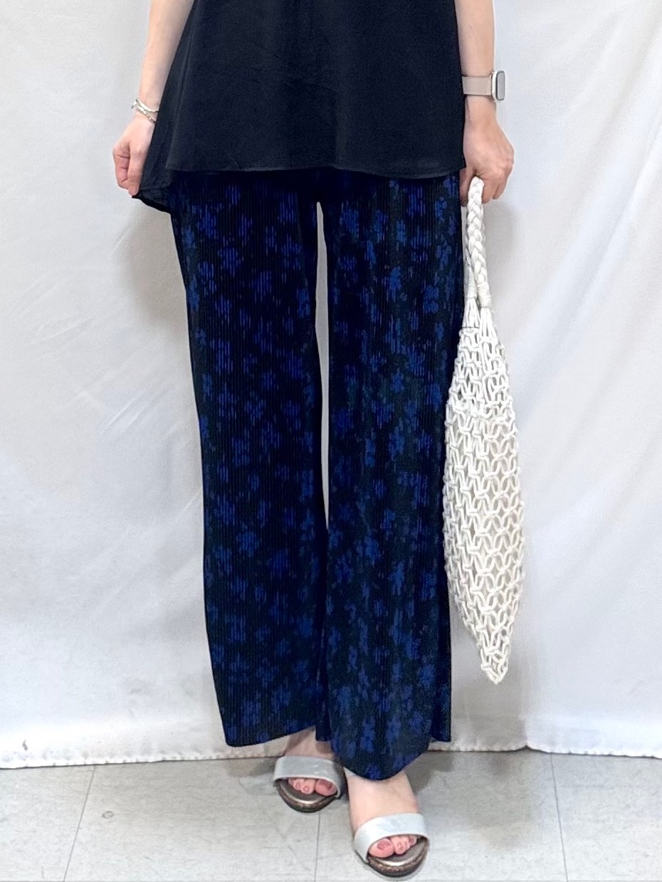 𝐇𝐢𝐫𝐨𝐦𝐢さんの「SHOO･LA･RUE｜【ひんやり/UV】お袖の長さが調整出来る シャーリングスキッパーブラウス」を使ったコーディネート