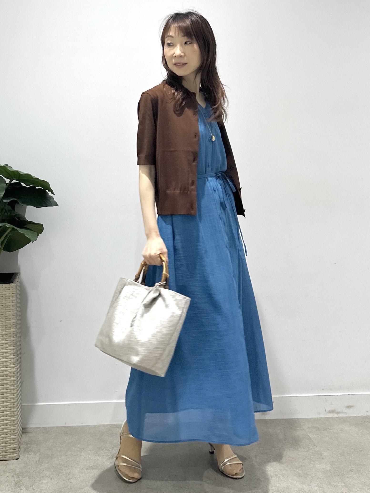Miwaさんの「UNTITLED｜【通気性/前開きボタン】シアーVネックワンピース」を使ったコーディネート