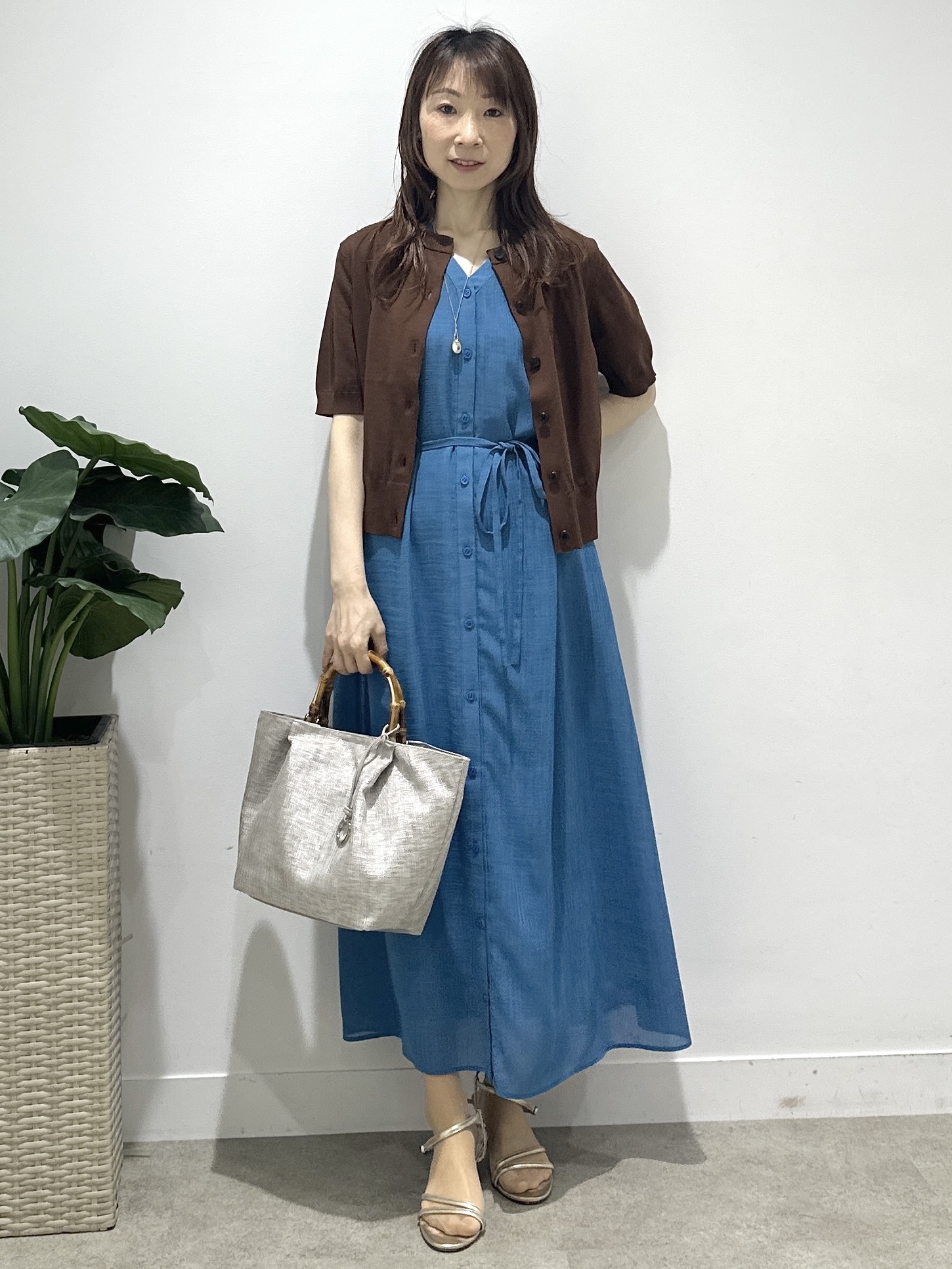 Miwaさんの「UNTITLED｜【通気性/前開きボタン】シアーVネックワンピース」を使ったコーディネート