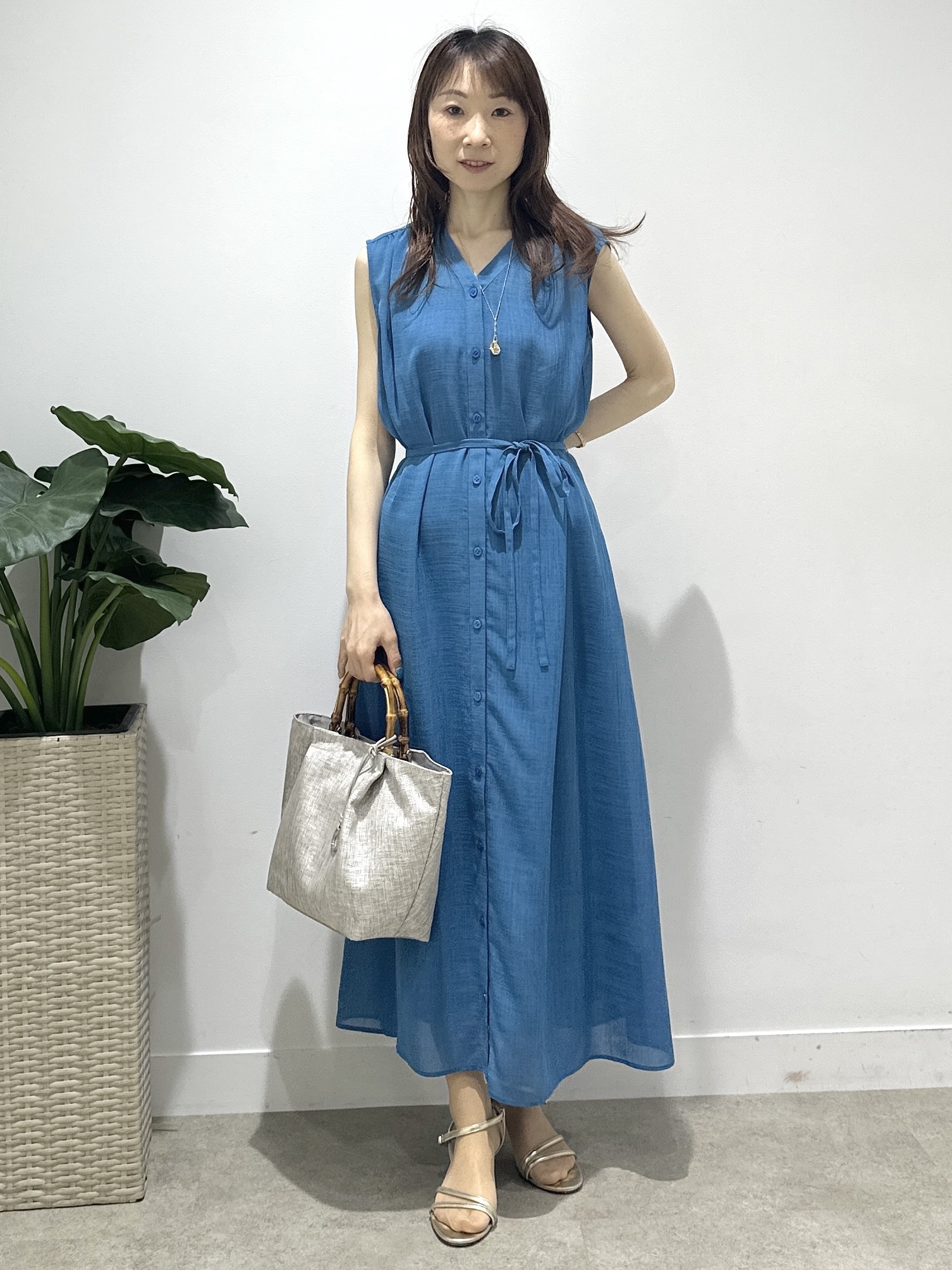 Miwaさんの「UNTITLED｜【通気性/前開きボタン】シアーVネックワンピース」を使ったコーディネート