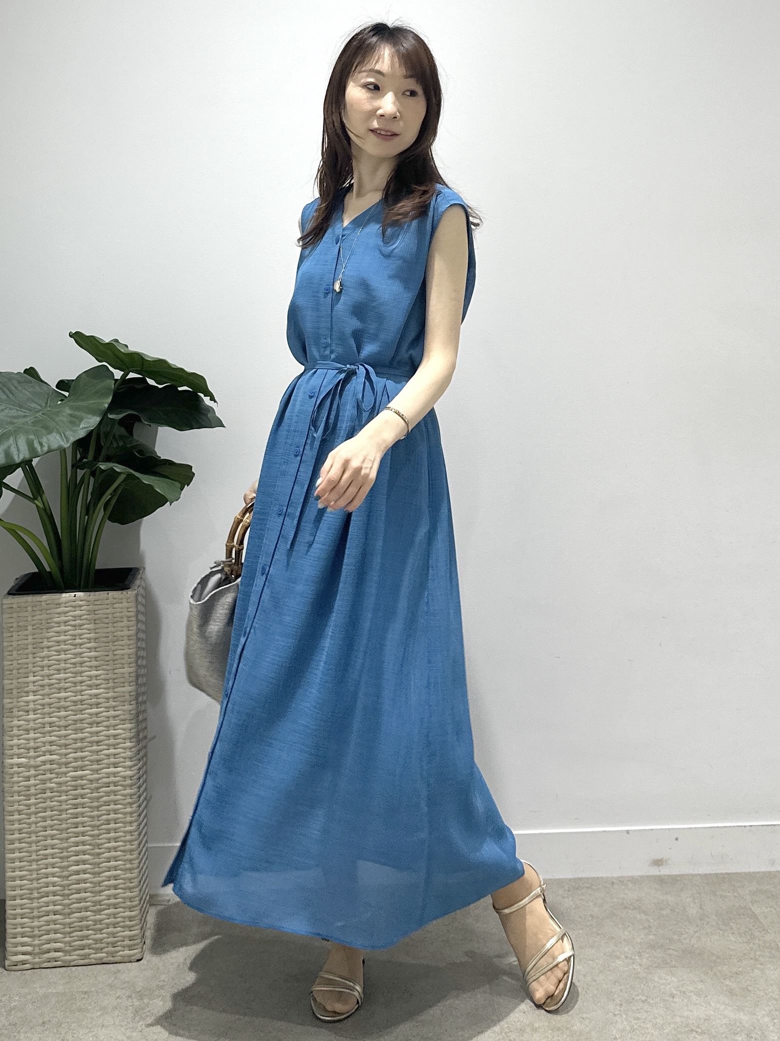 Miwaさんの「UNTITLED｜【通気性/前開きボタン】シアーVネックワンピース」を使ったコーディネート