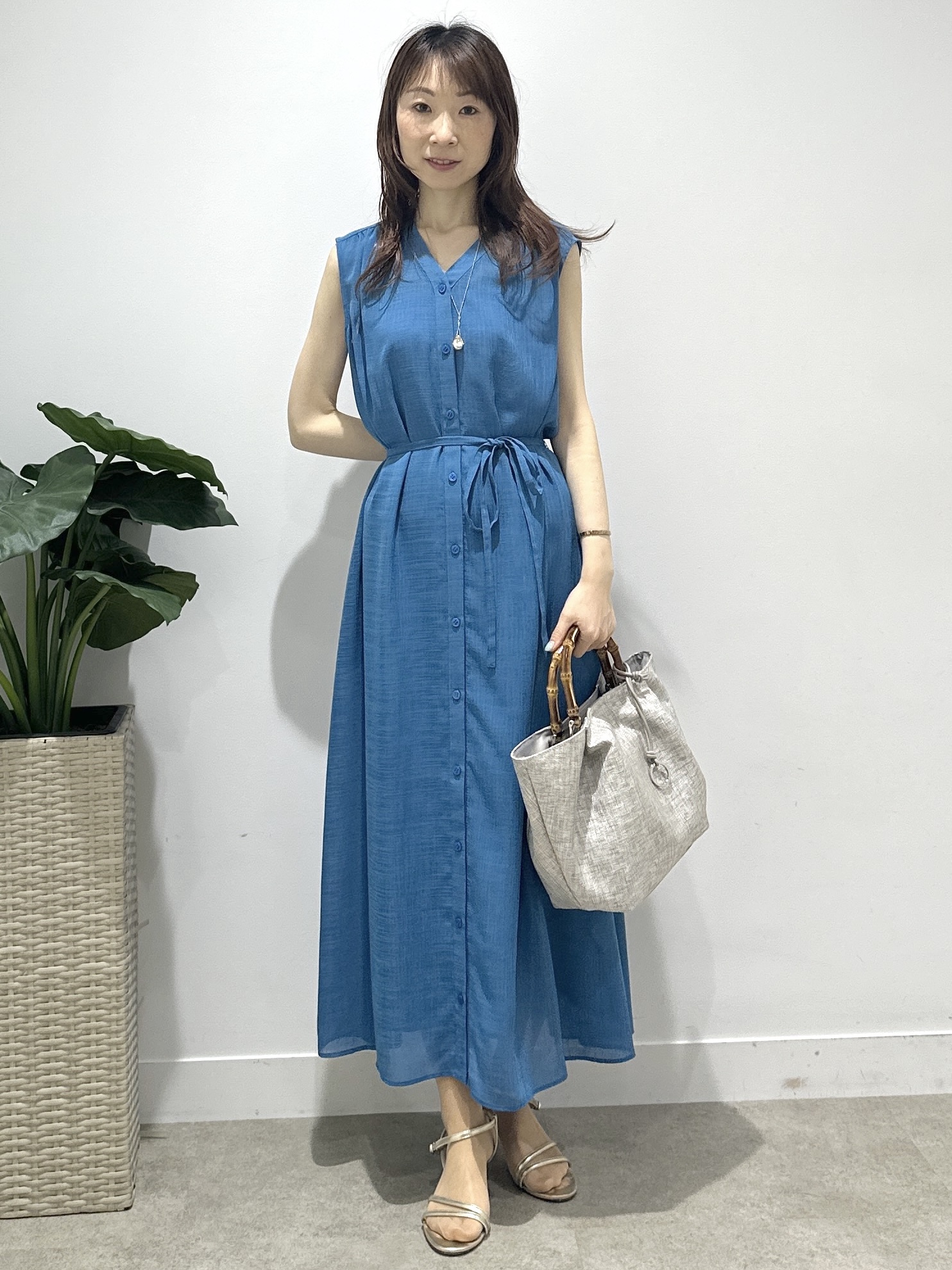 Miwaさんの「UNTITLED｜【通気性/前開きボタン】シアーVネックワンピース」を使ったコーディネート