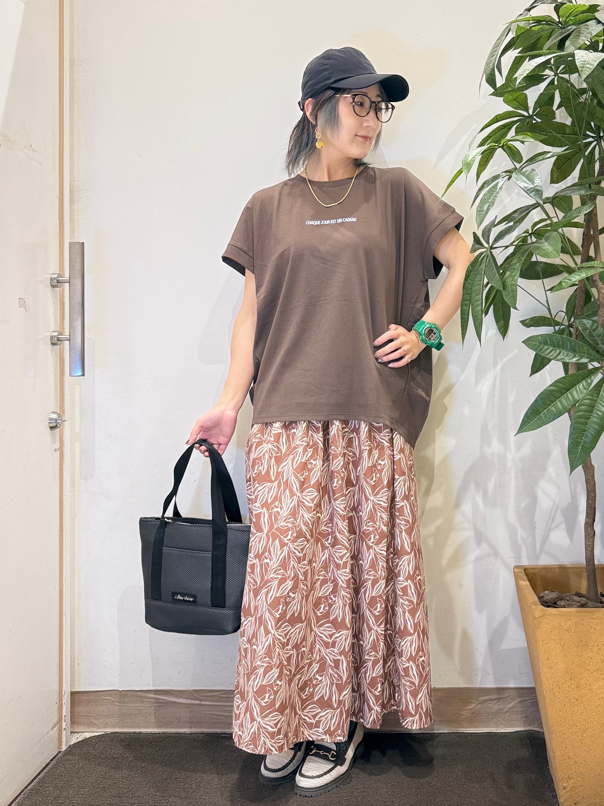 misakiさんの「SHOO･LA･RUE｜【汗じみ防止/ひんやり/S-LL】インせず着られる 刺繍ロゴTシャツ」を使ったコーディネート