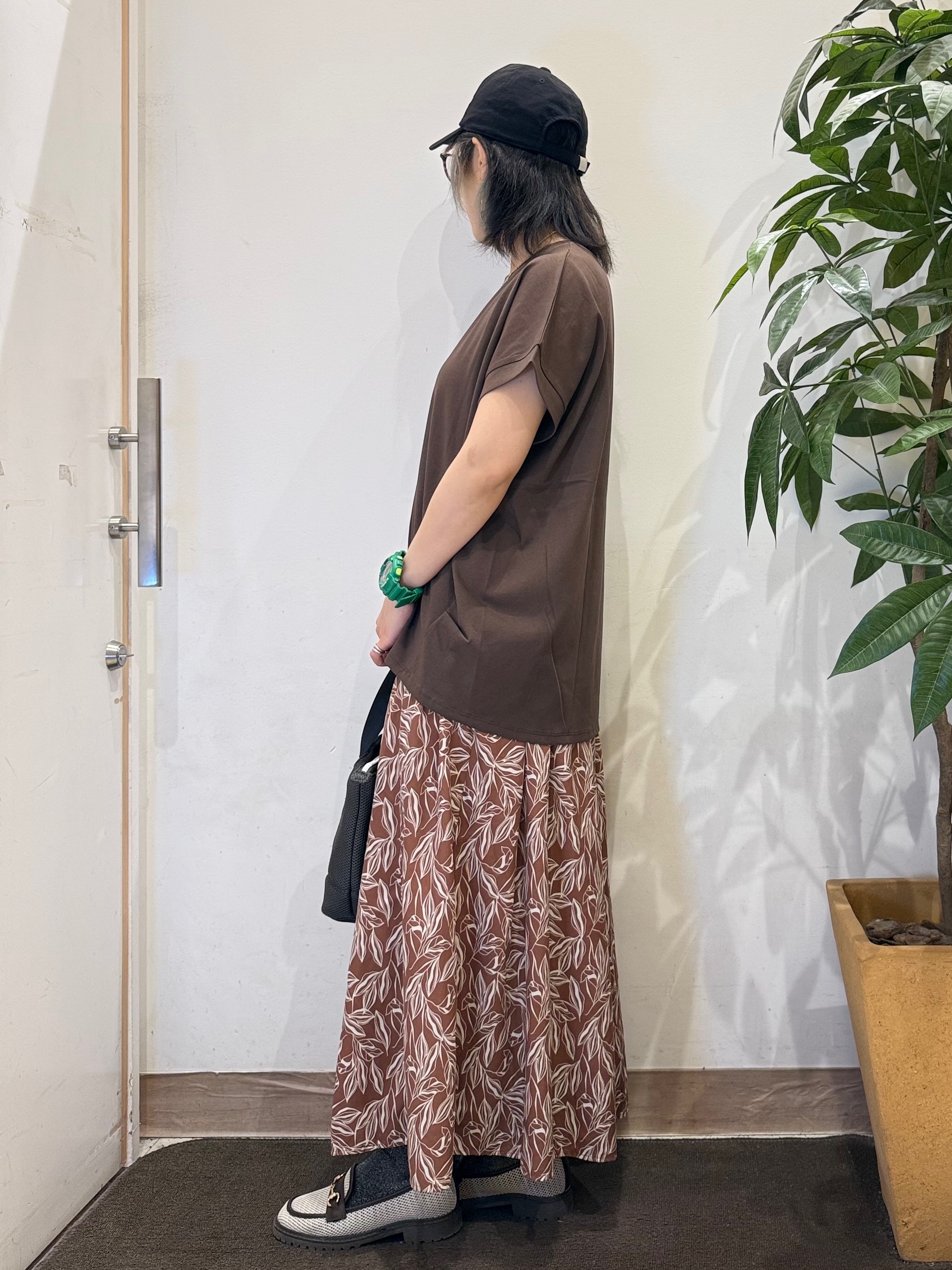 misakiさんの「SHOO･LA･RUE｜【汗じみ防止/ひんやり/S-LL】インせず着られる 刺繍ロゴTシャツ」を使ったコーディネート