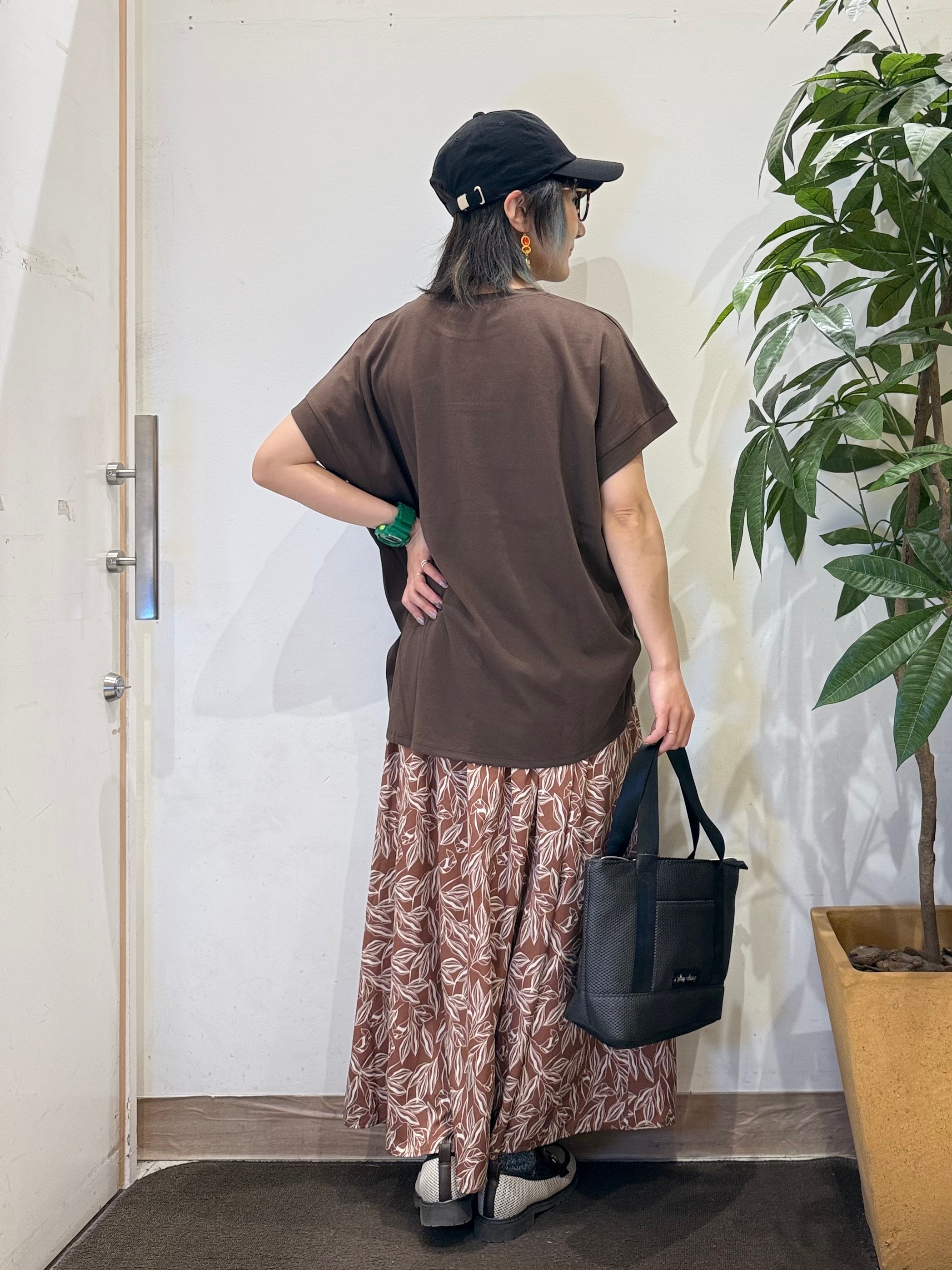 misakiさんの「SHOO･LA･RUE｜【汗じみ防止/ひんやり/S-LL】インせず着られる 刺繍ロゴTシャツ」を使ったコーディネート