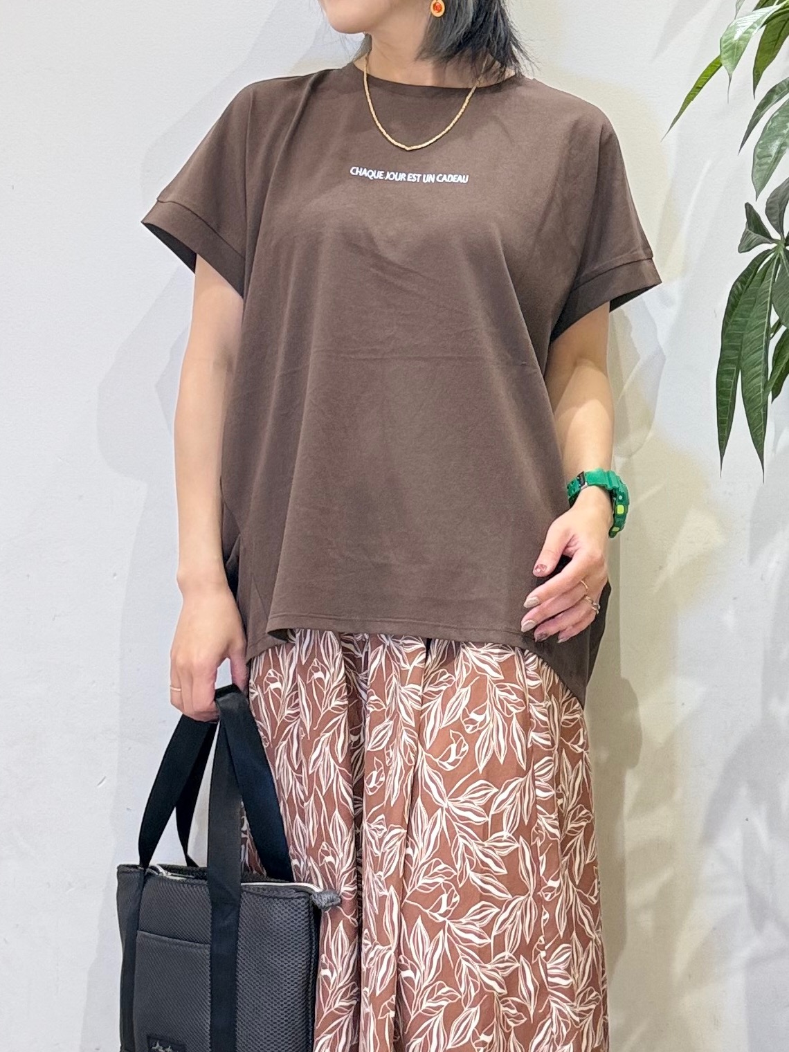 misakiさんの「SHOO･LA･RUE｜【汗じみ防止/ひんやり/S-LL】インせず着られる 刺繍ロゴTシャツ」を使ったコーディネート