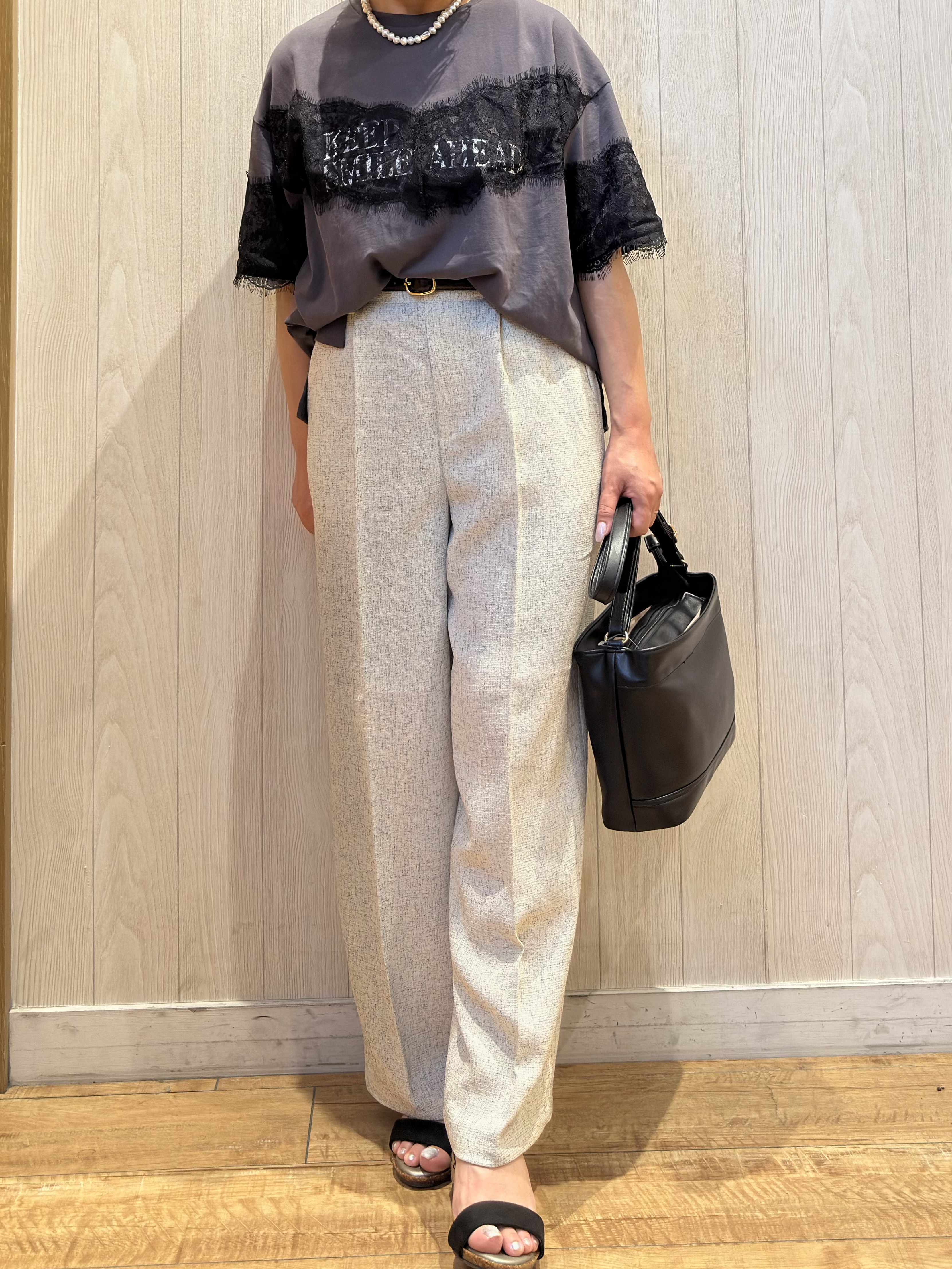 Megさんの「SHOO･LA･RUE｜【ひんやり/洗濯機可】レースデザインでこなれ見え ロゴプリントTシャツ」を使ったコーディネート