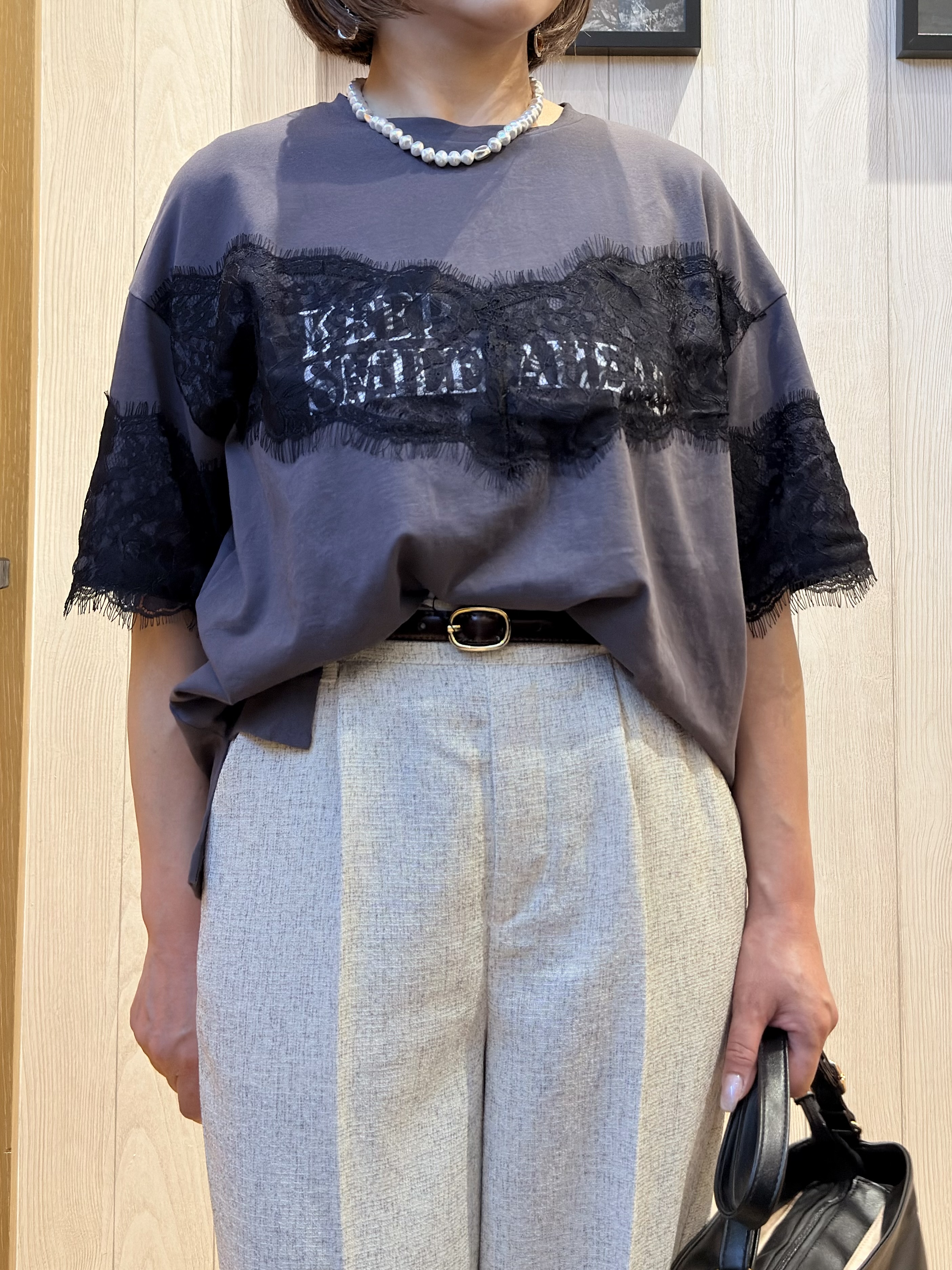 Megさんの「SHOO･LA･RUE｜【ひんやり/洗濯機可】レースデザインでこなれ見え ロゴプリントTシャツ」を使ったコーディネート