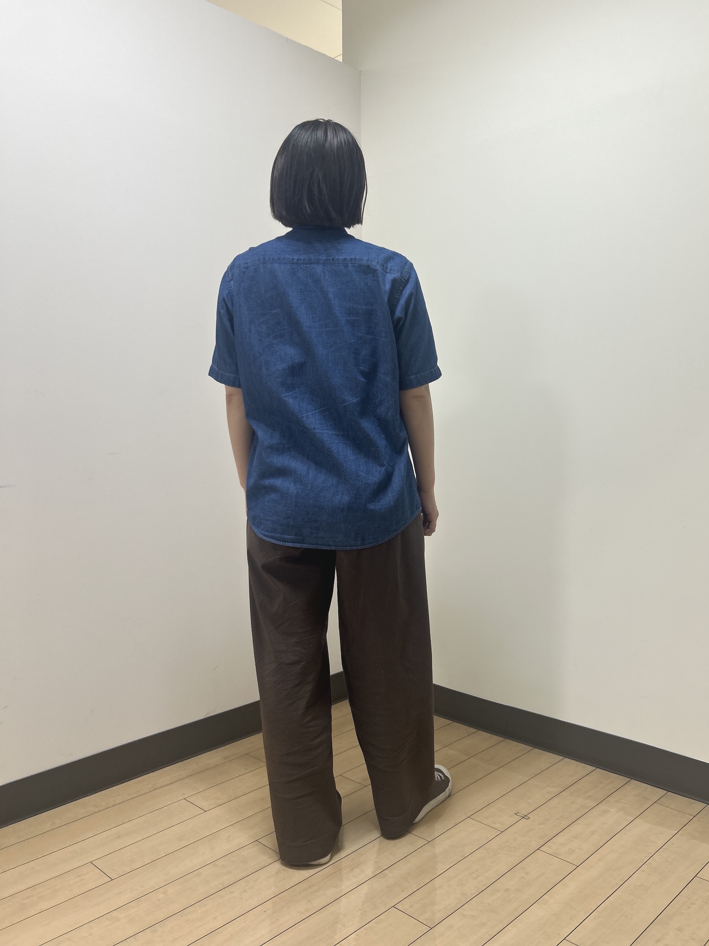 okaさんの「TAKEO KIKUCHI｜【BOWLER HAT LABEL】ボーラーハットウォーカー刺繍 半袖デニムシャツ」を使ったコーディネート