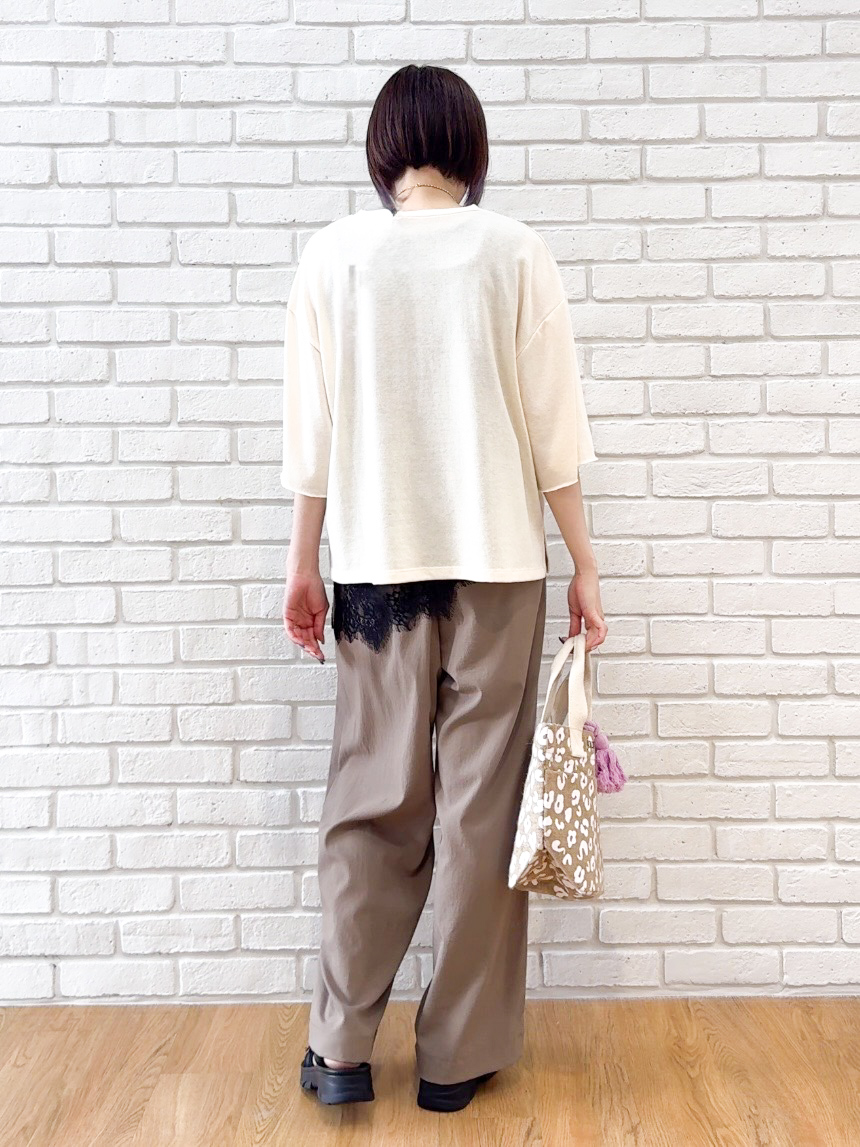 𝐜𝐡𝐢𝐤𝐚さんの「SHOO･LA･RUE｜【洗濯機可/S-LL/選べる6柄】切りっぱなしお袖がこなれカジュアル 5分袖シアーTシャツ」を使ったコーディネート