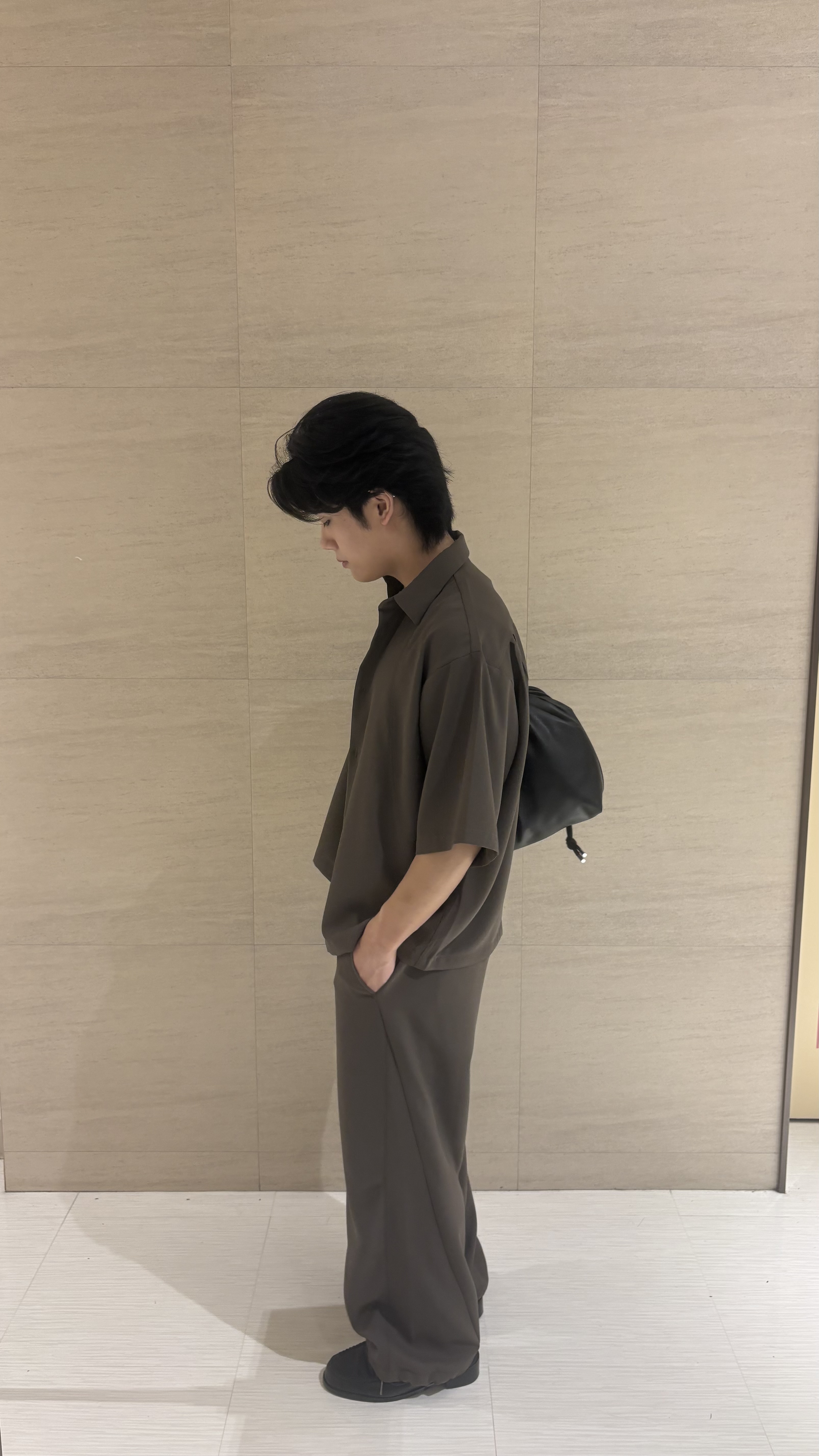 辻一樹さんの「tk.TAKEO KIKUCHI｜【UVカット／ストレッチ】NEUTRAXシリーズ 半袖シャツ」を使ったコーディネート