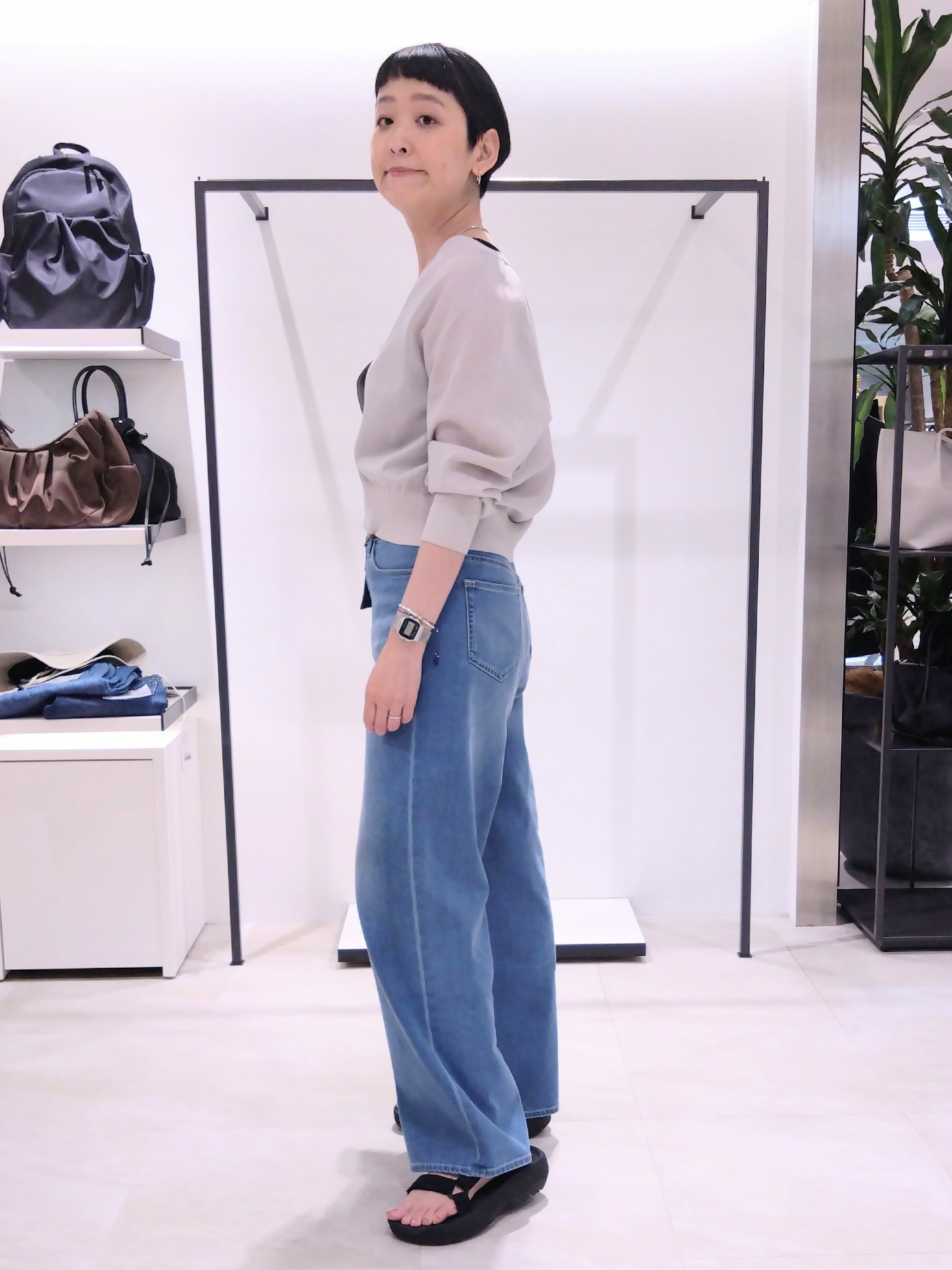 まちこさんの「UNTITLED｜【アンサンブル可/日除け・冷房対策】シアーレーヨンZIPカーディガン」を使ったコーディネート