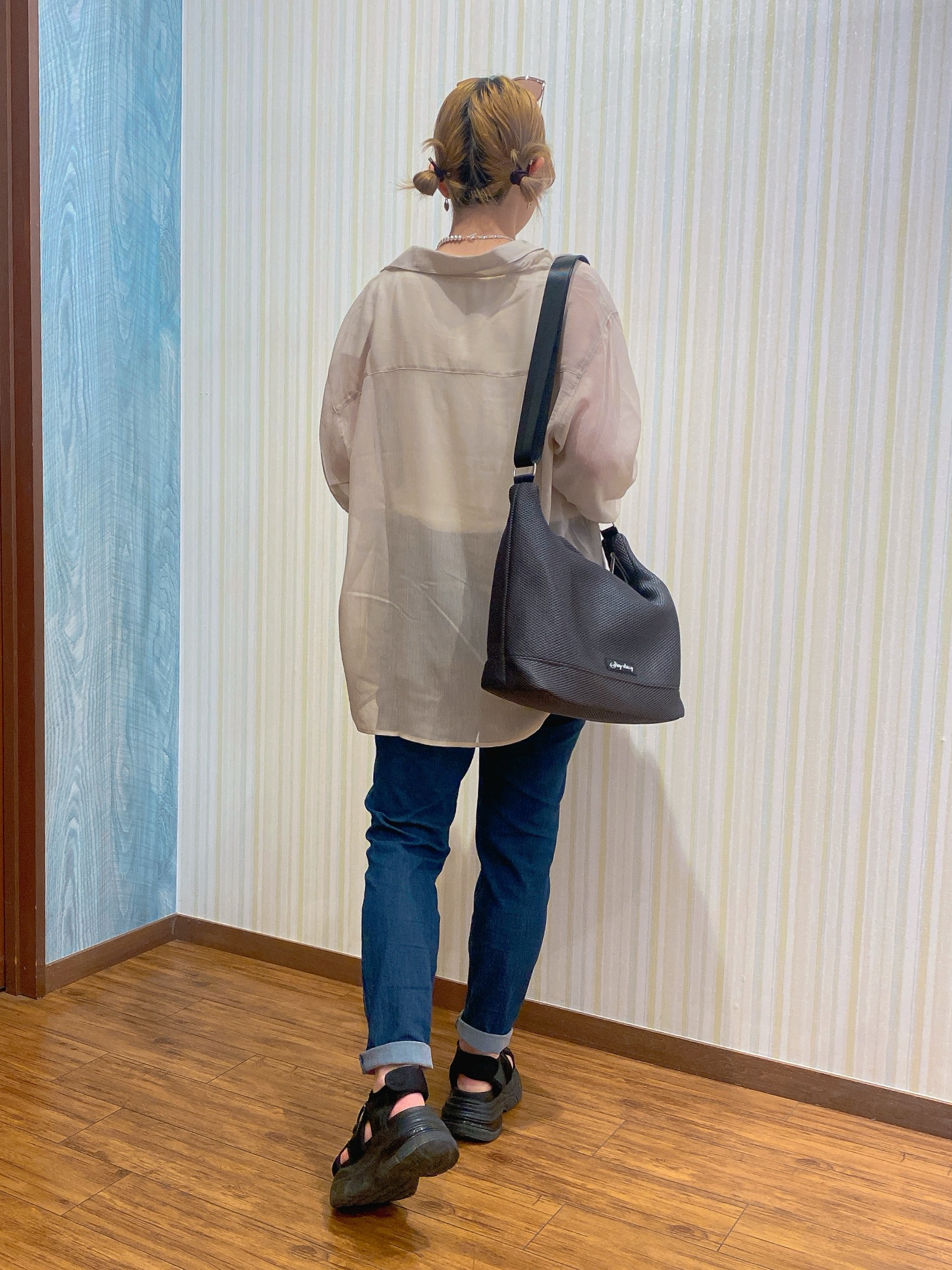 ayaさんの「SHOO･LA･RUE｜【洗濯機可】ダブルポケット 楊柳しぼしぼシアーシャツ」を使ったコーディネート
