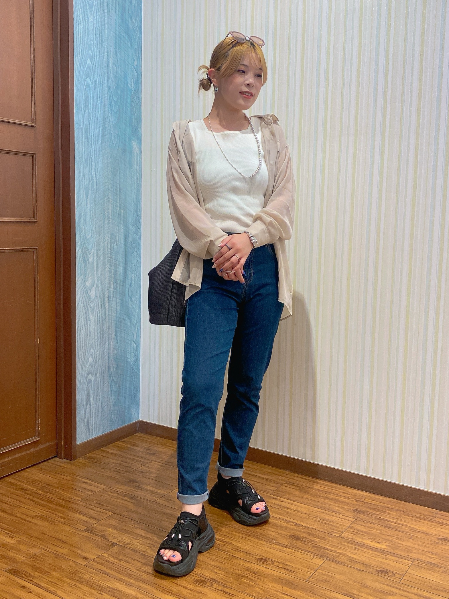 ayaさんの「SHOO･LA･RUE｜【洗濯機可】ダブルポケット 楊柳しぼしぼシアーシャツ」を使ったコーディネート