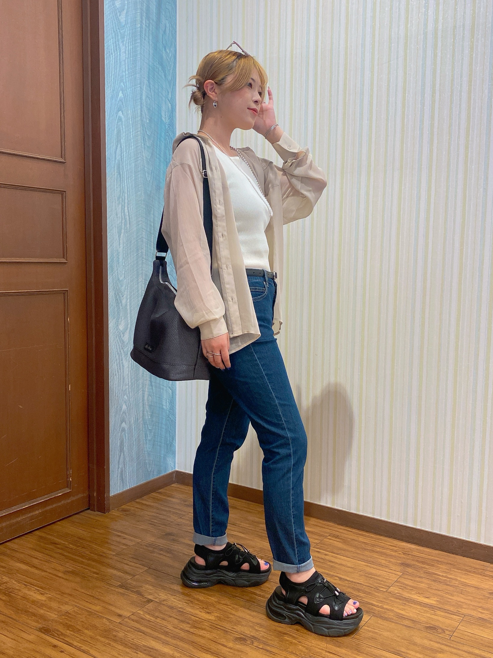 ayaさんの「SHOO･LA･RUE｜【洗濯機可】ダブルポケット 楊柳しぼしぼシアーシャツ」を使ったコーディネート