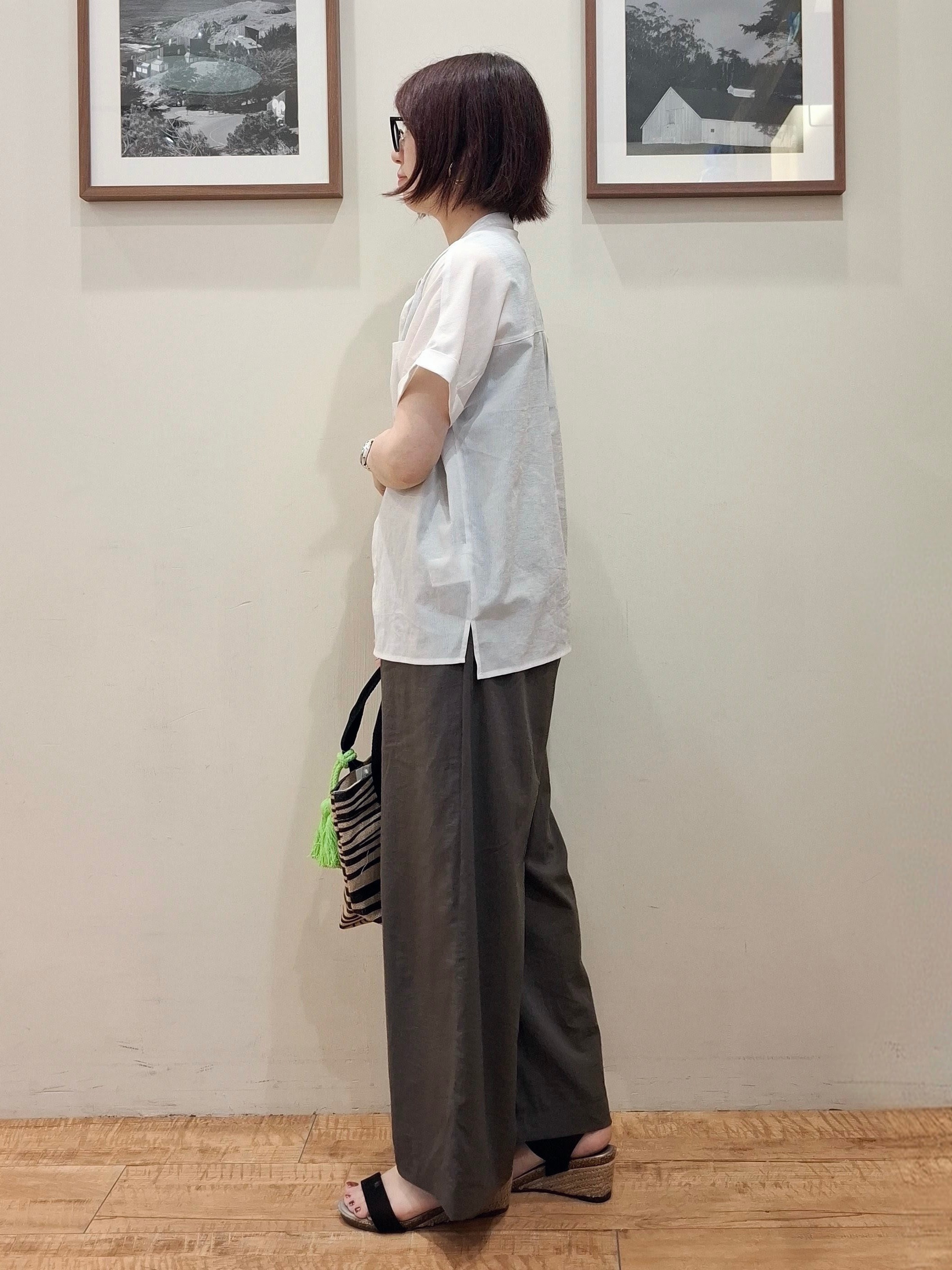 まあるさんの「SHOO･LA･RUE｜【さらり快適/洗濯機可/S-LL】風が通り抜ける 半袖バンドカラーシアーシャツ」を使ったコーディネート