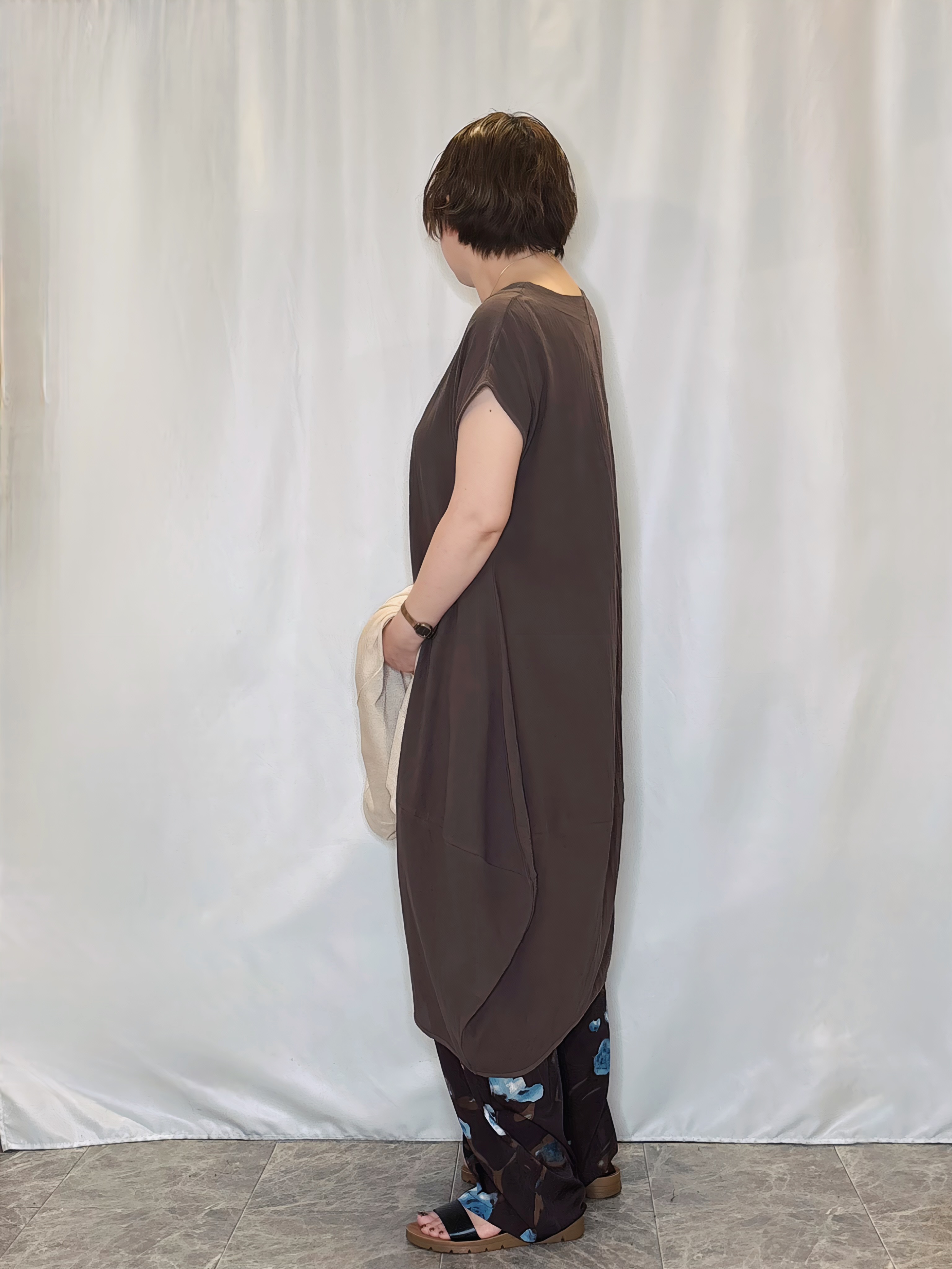 たみさんの「SHOO･LA･RUE｜【洗濯機可/体型カバー】上品ラメがきらめく シアーポンチョ風カーディガン」を使ったコーディネート