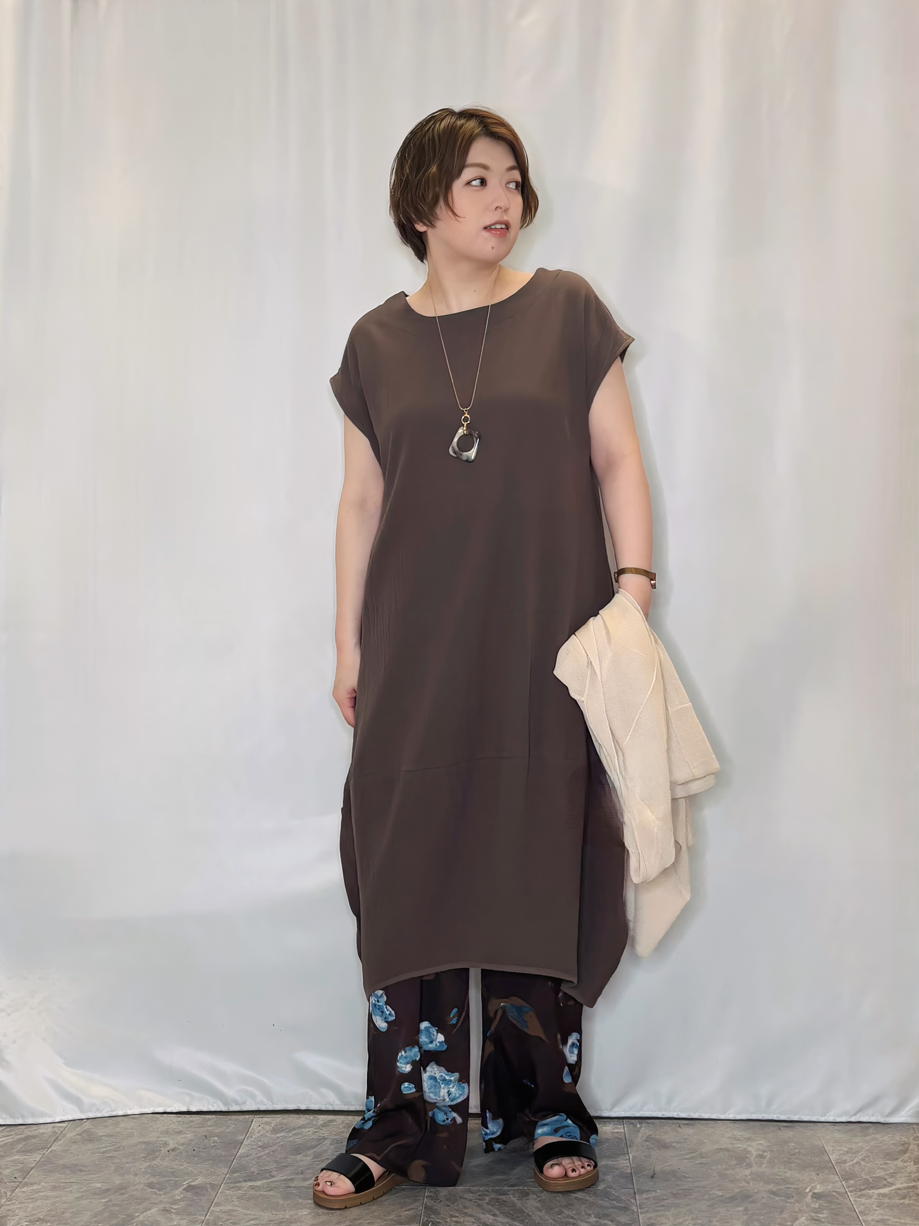たみさんの「SHOO･LA･RUE｜【洗濯機可/体型カバー】上品ラメがきらめく シアーポンチョ風カーディガン」を使ったコーディネート