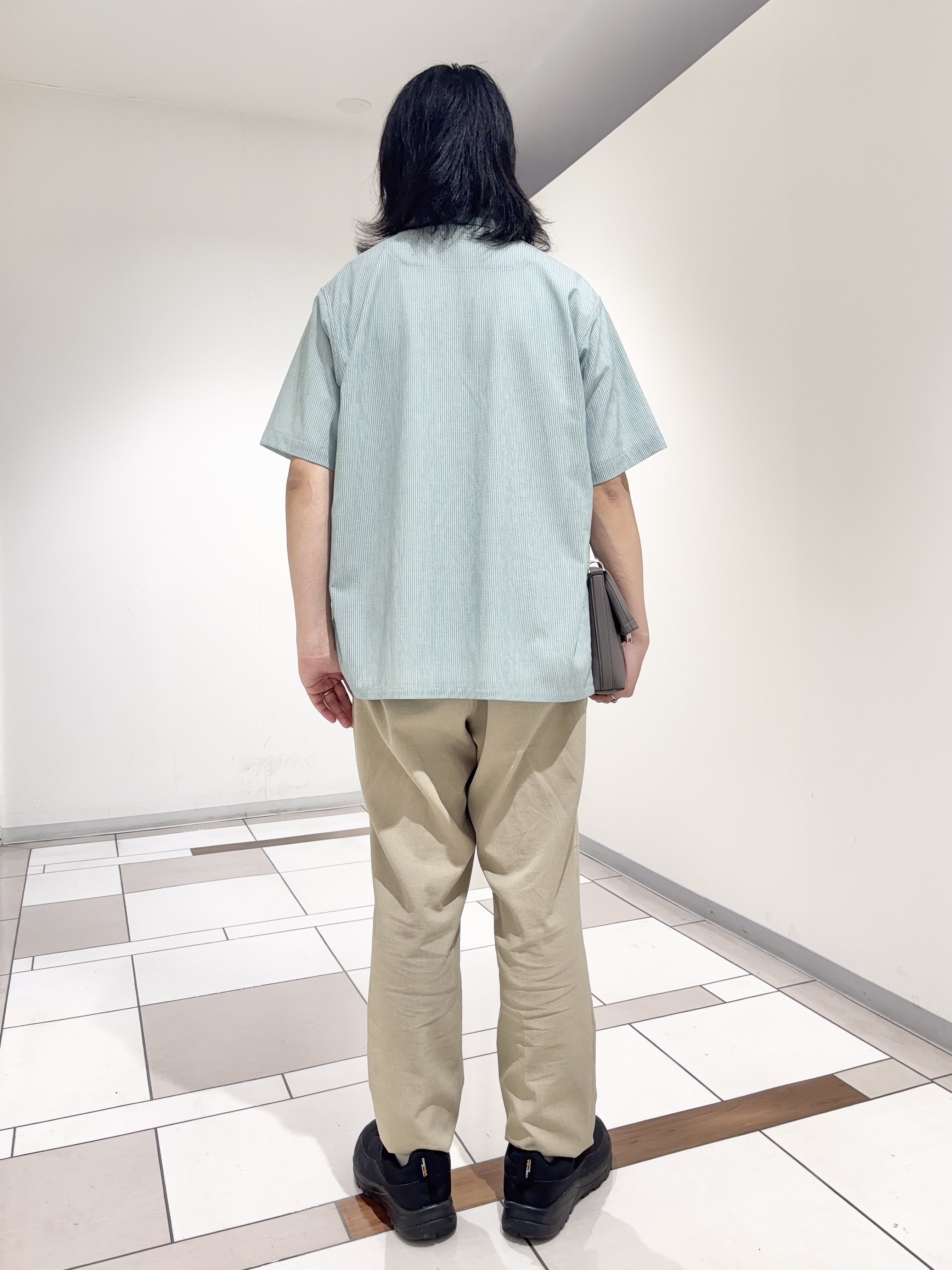 及川さんの「TAKEO KIKUCHI｜【通気性】トリコットサッカー オープンカラー シャツ」を使ったコーディネート