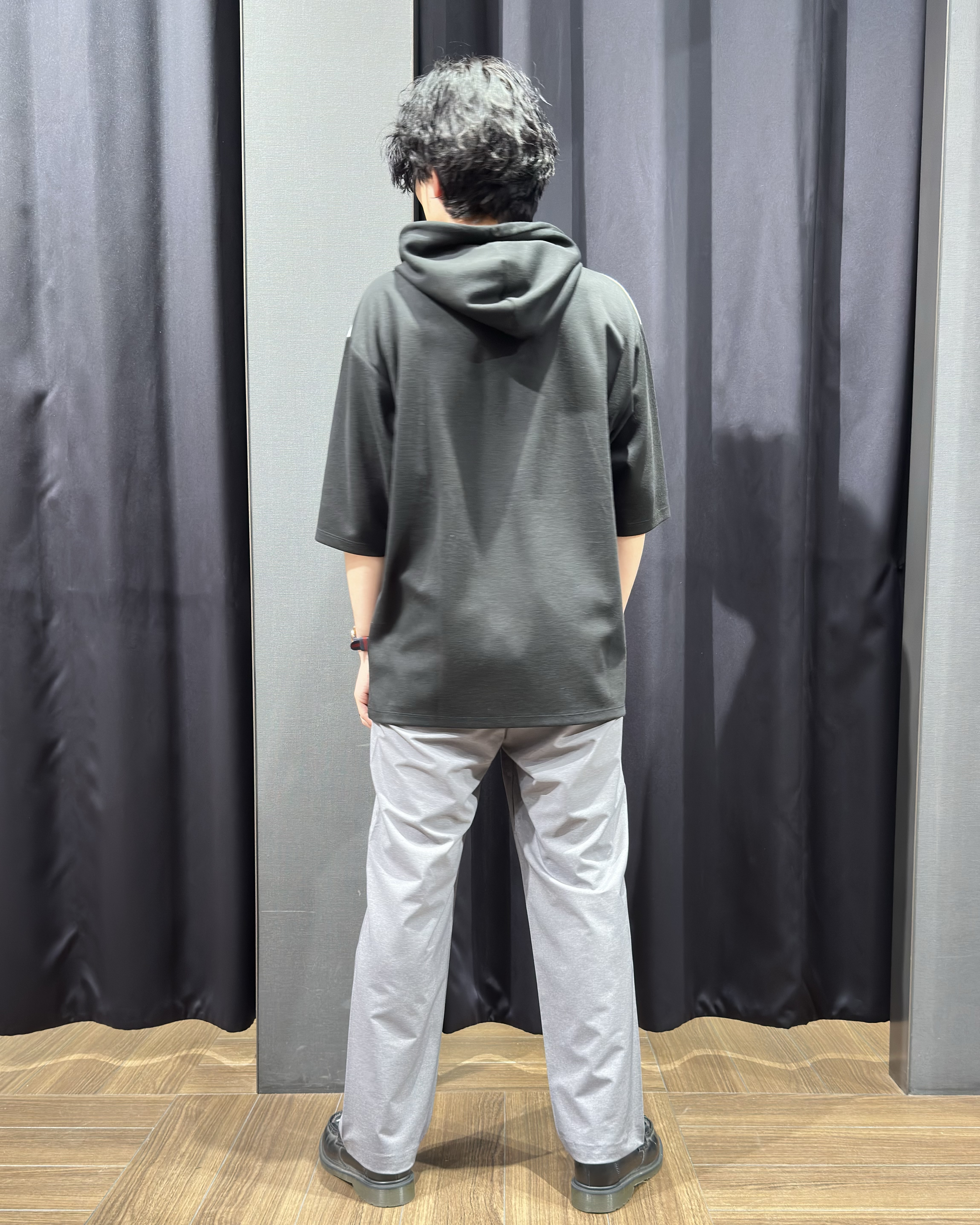 tomoyaさんの「THE SHOP TK｜ブロッキング半袖パーカ 【洗濯機OK】」を使ったコーディネート
