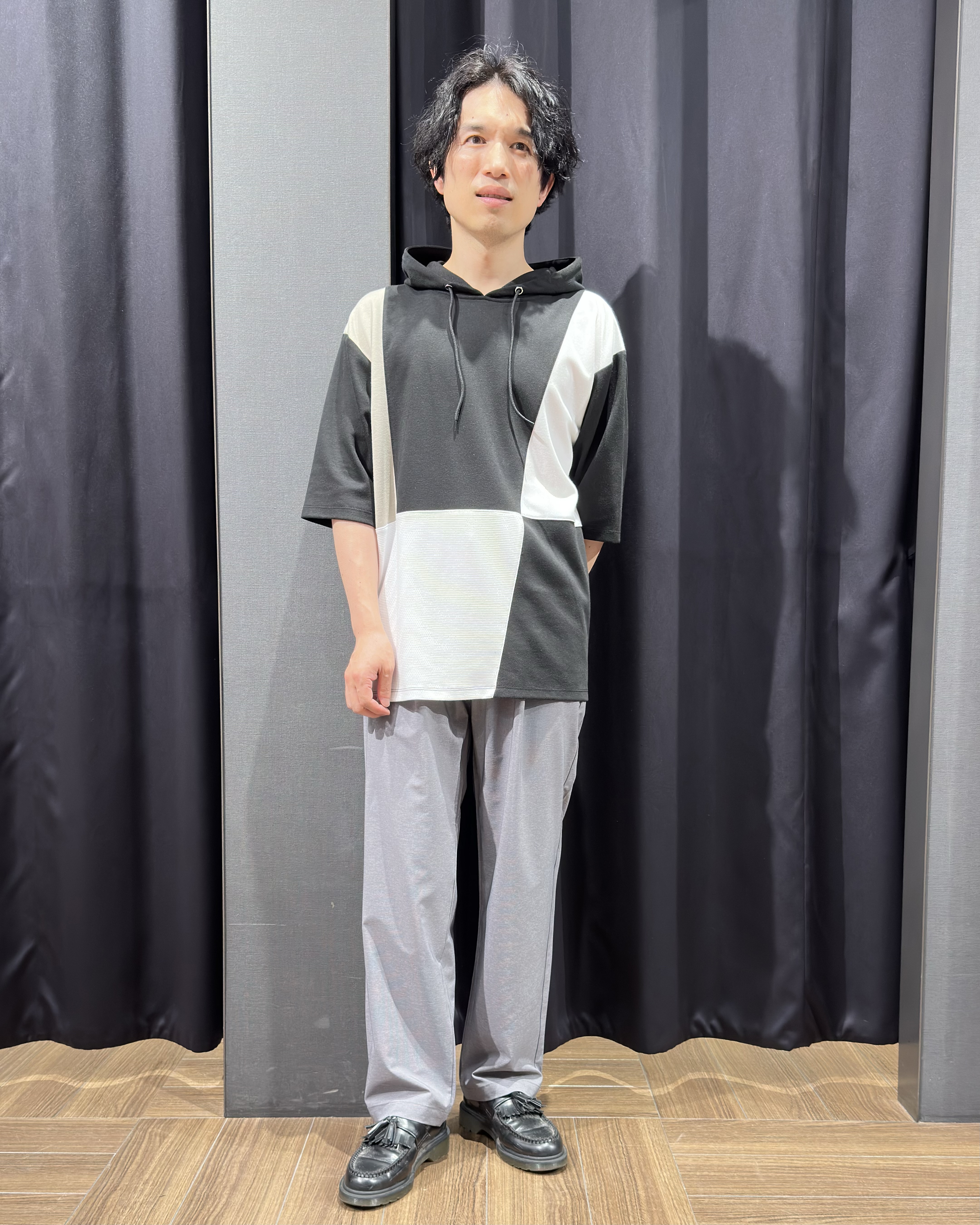 tomoyaさんの「THE SHOP TK｜ブロッキング半袖パーカ 【洗濯機OK】」を使ったコーディネート