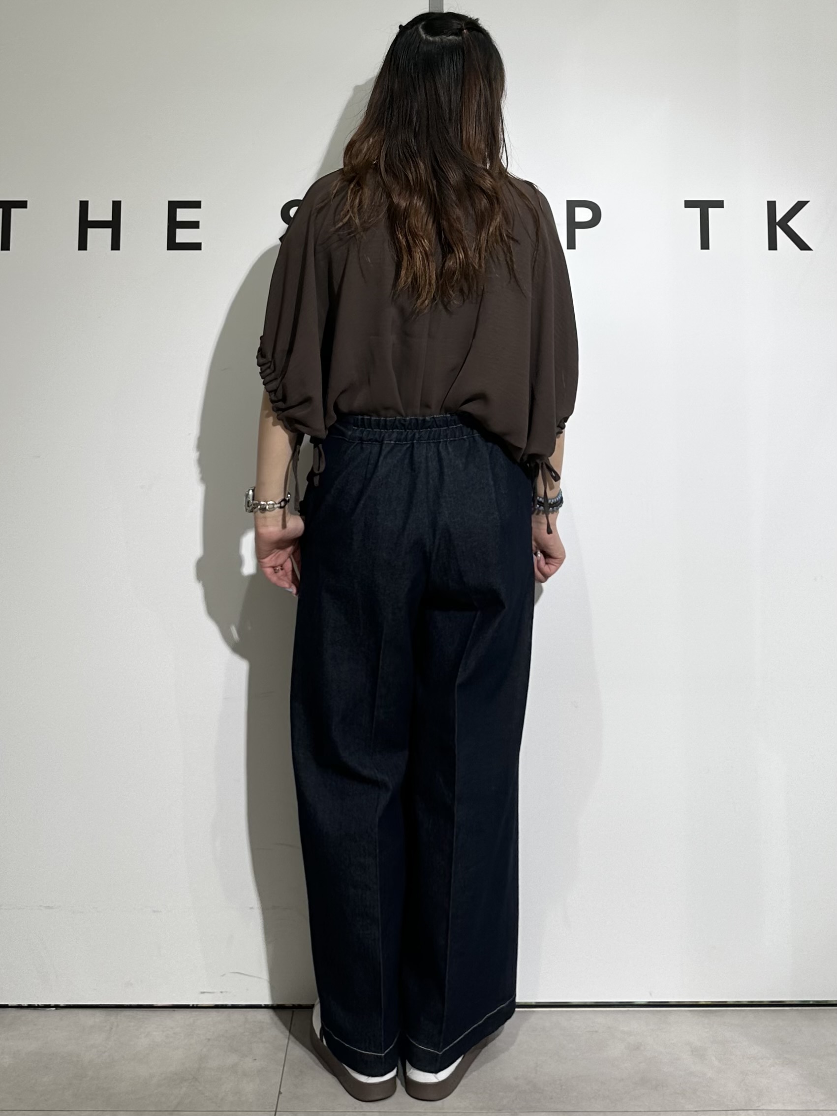 cottonさんの「THE SHOP TK｜【ひんやり/防しわ/UV/吸水速乾】袖ドロストドルマントップス」を使ったコーディネート