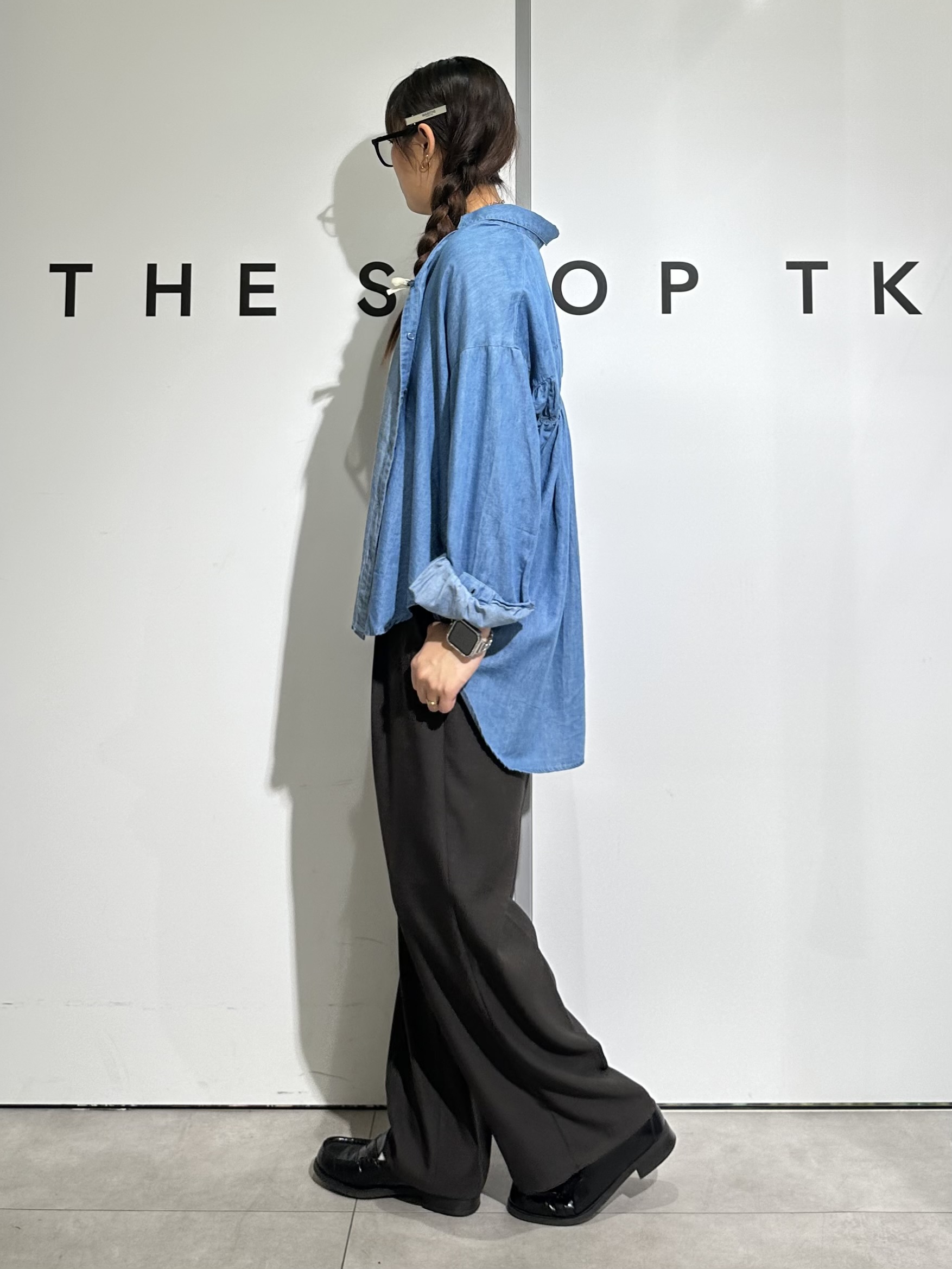 cottonさんの「THE SHOP TK｜【後ろ姿もサマになる】バックシャーリングシャツ」を使ったコーディネート