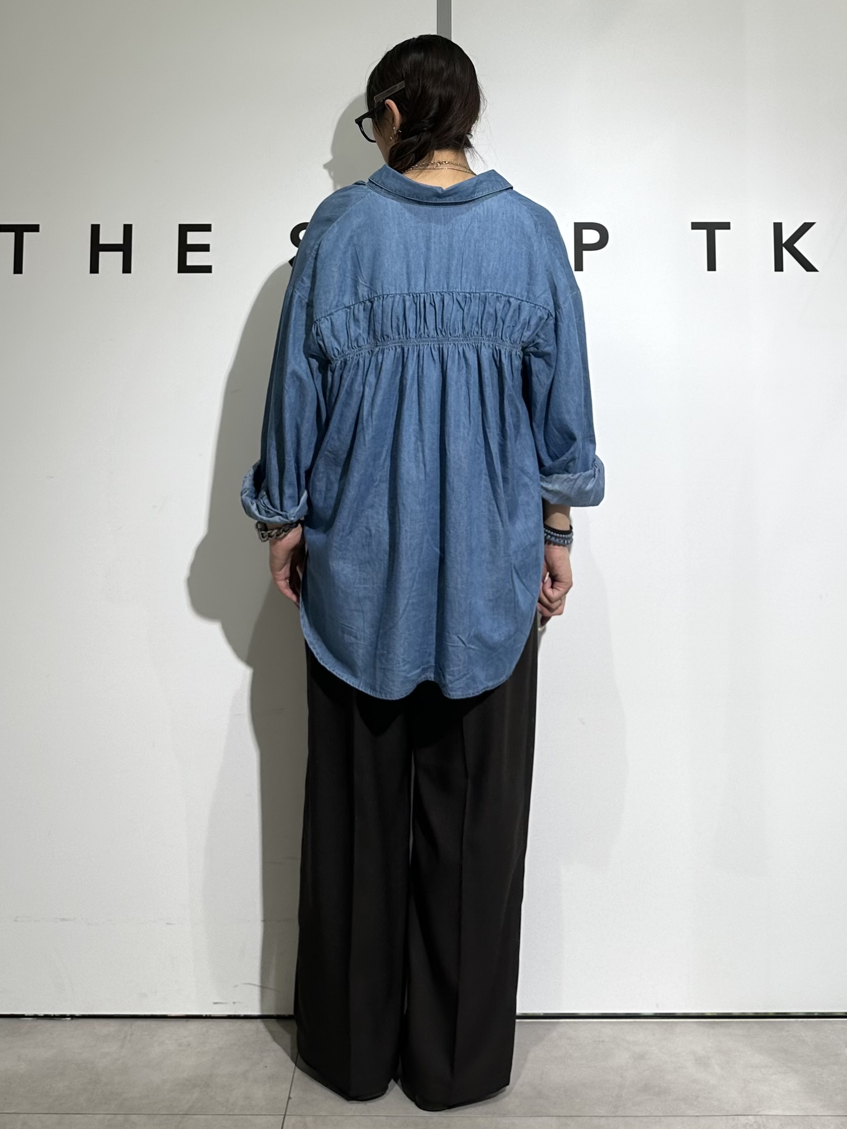 cottonさんの「THE SHOP TK｜【後ろ姿もサマになる】バックシャーリングシャツ」を使ったコーディネート