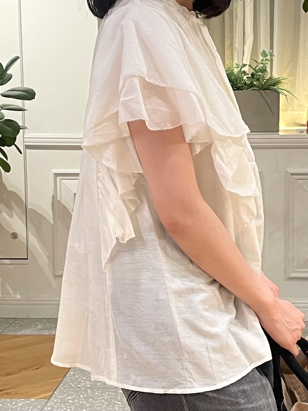 Lilyさんの「DRESSTERIOR｜コットンシルク ラッフルスリーブ ブラウス」を使ったコーディネート