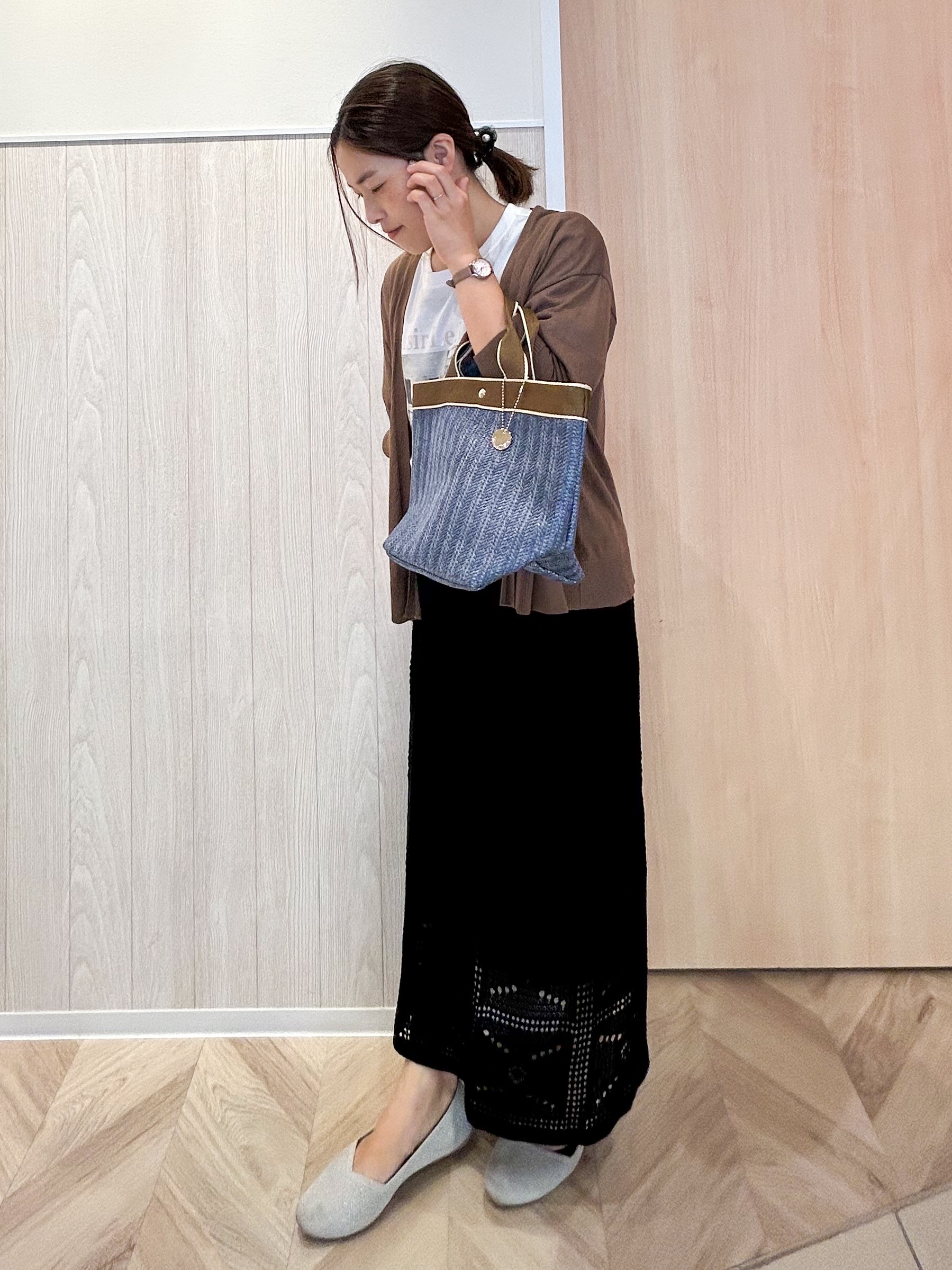 tomoさんの「SHOO･LA･RUE｜【ひんやり/洗濯機可/S-LL】オンにもオフにも マルチに使えるボタンレスカーディガン」を使ったコーディネート