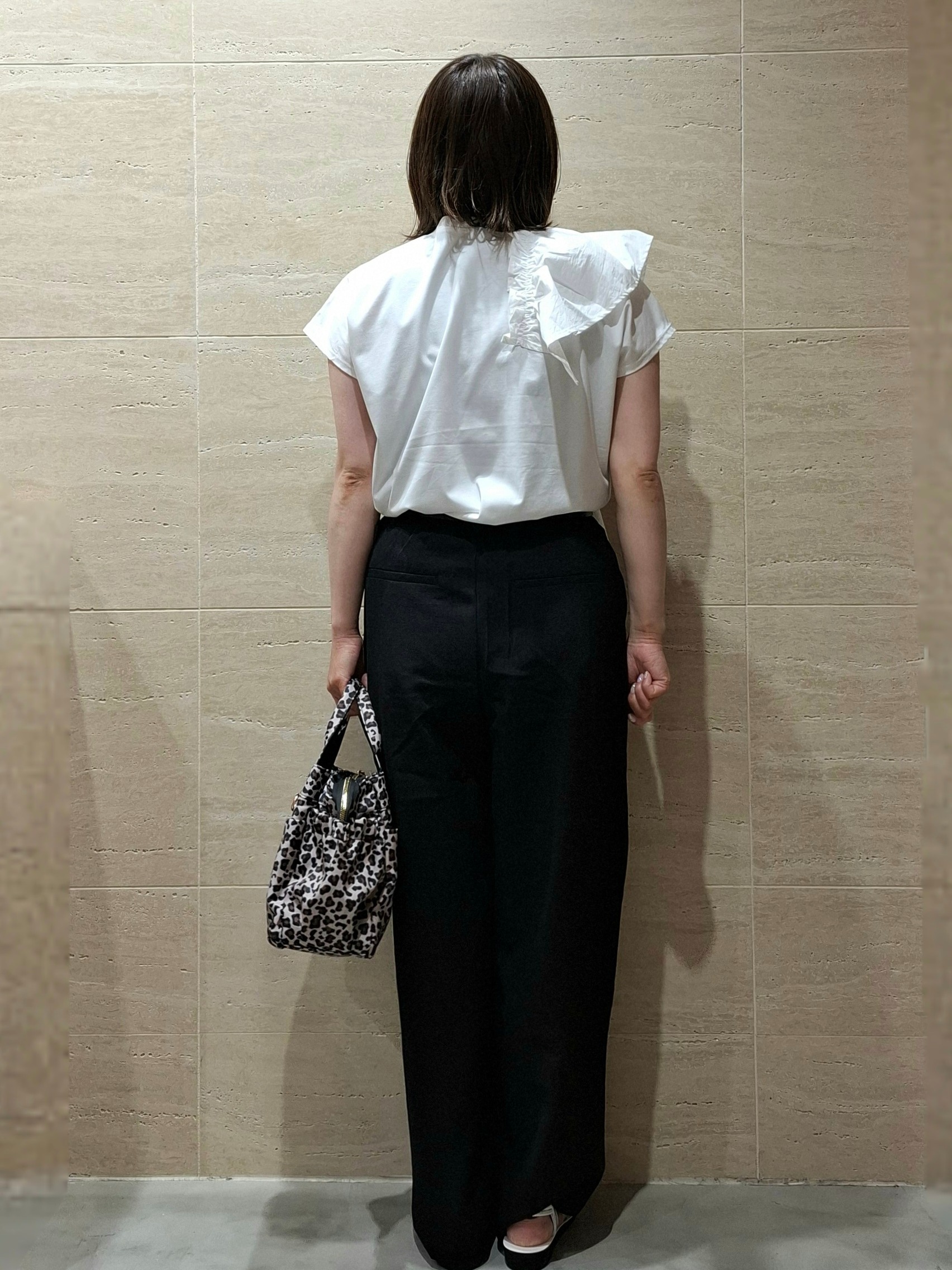 かほさんの「OPAQUE.CLIP｜【UVケア／接触冷感】アシメフリルドッキングカットソー《洗濯機OK》」を使ったコーディネート