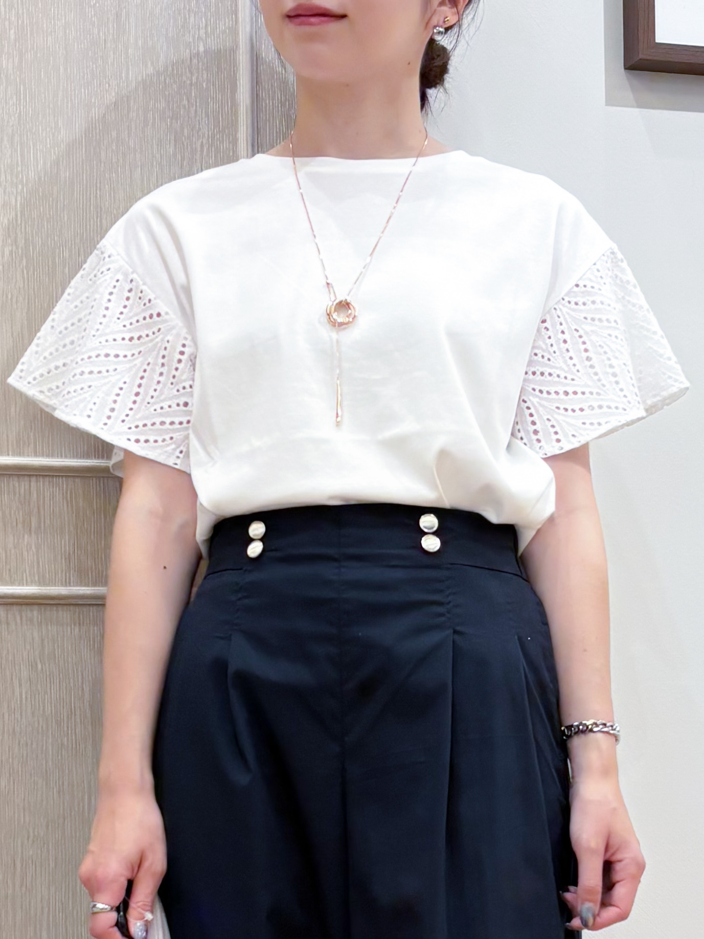 なみさんの「SHOO･LA･RUE｜【汗じみ防止/ひんやり/体型カバー】真夏でも安心。汗じみが気にならない お袖レースフレアTシャツ」を使ったコーディネート